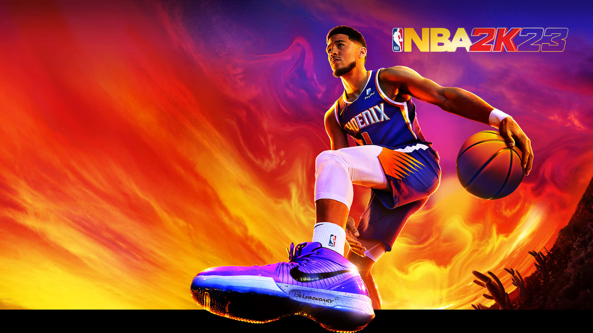 1080p Basketball 桌布 壁紙 — 一名身穿鳳凰城太陽隊球衣的籃球運動員，在火熱的日落背景下運球，並帶有NBA 2K23標誌。