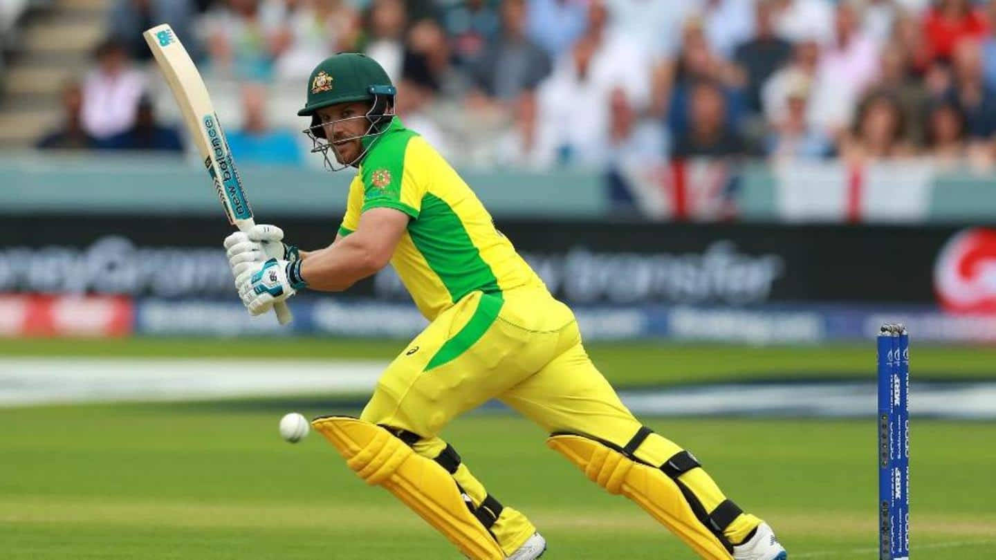 Aaron Finch 桌布 壁紙 — 一名身穿黃綠色球衣的板球運動員在綠色球場上揮棒擊球，背景有觀眾。