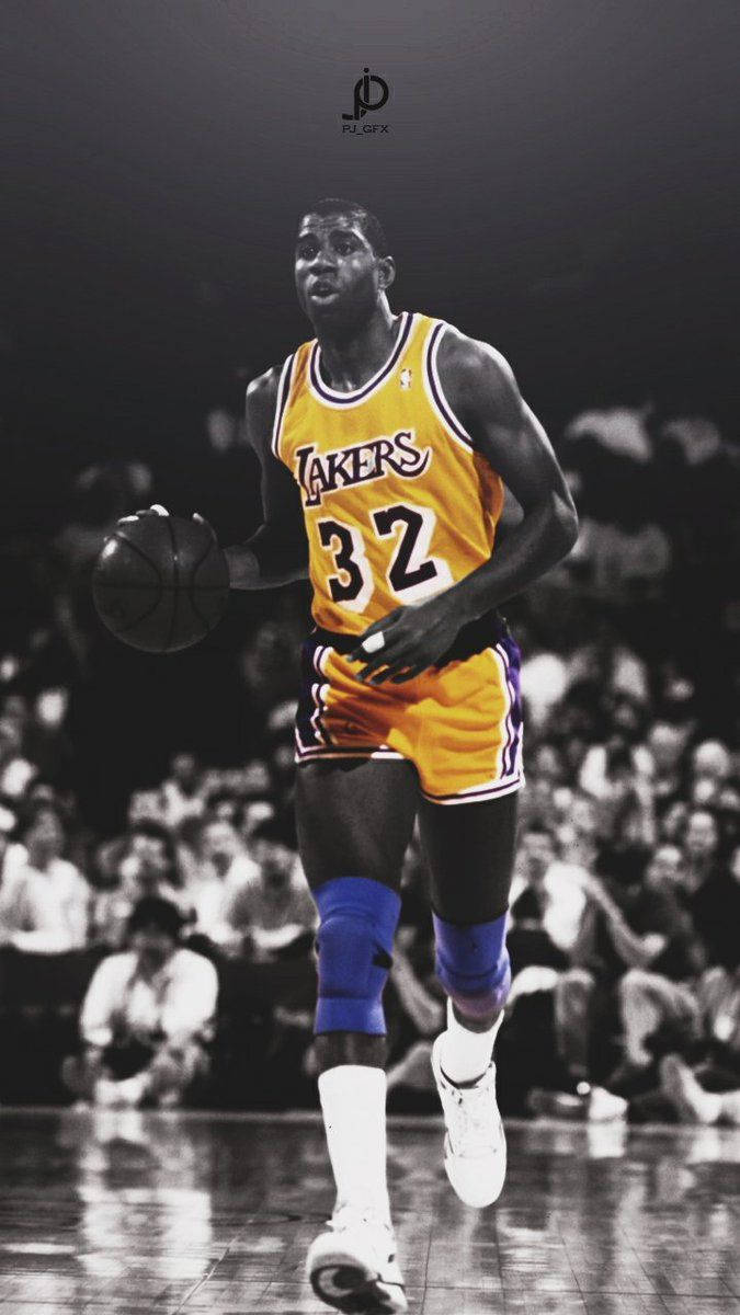 Magic Johnson 桌布 壁紙 — 一名身穿黃色湖人球衣、號碼32的籃球運動員在球場上運球，背景是模糊的人群。