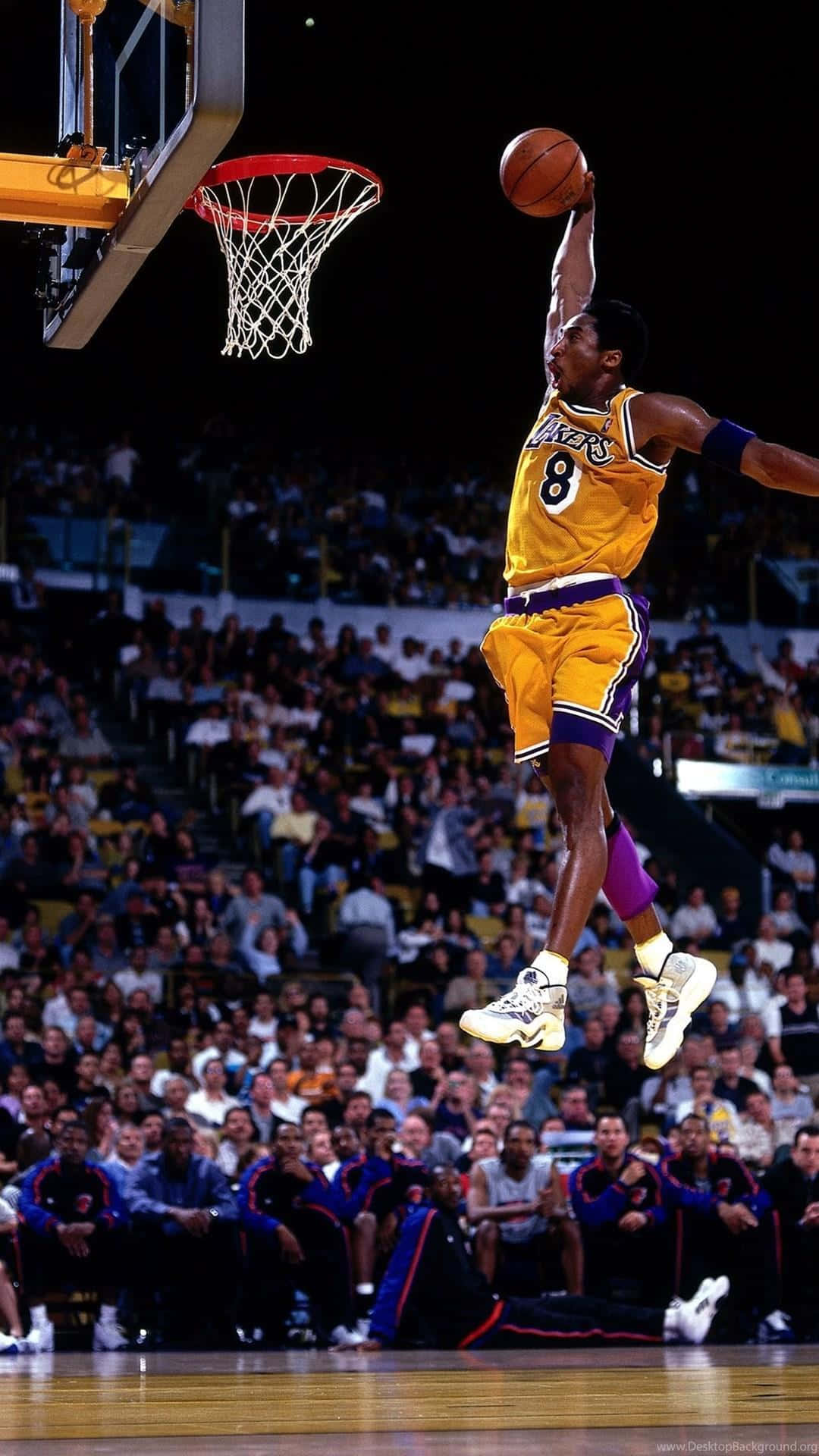 Kobe Basketball 桌布 壁紙 — 一名身穿黃色湖人球衣的籃球運動員在半空中灌籃，下方是座無虛席的球場觀眾。