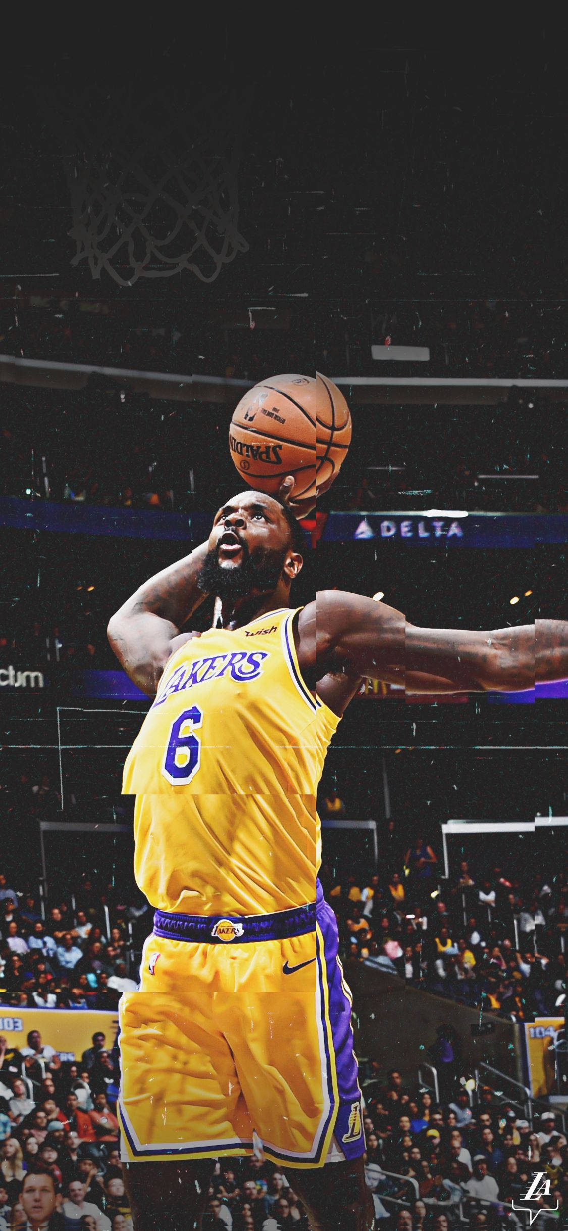 NBA 桌布 壁紙 — 一名身穿黃色湖人隊球衣的籃球運動員在明亮的場館燈光下跳起灌籃。