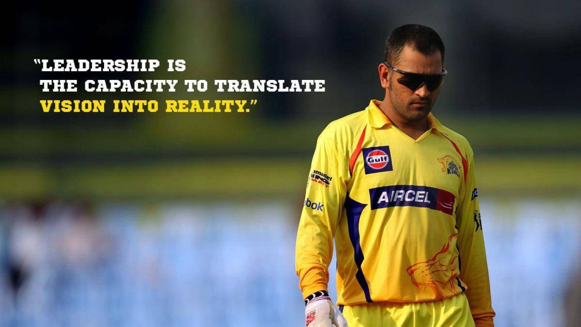 Ms Dhoni 桌布 壁紙 — 一名身穿黃色球衣、戴著太陽眼鏡的板球運動員莊嚴地站在球場上，一句關於領導力的引文以粗體字出現。