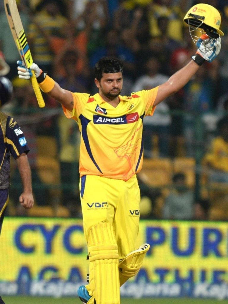 Chennai Super Kings 桌布 壁紙 — 一名身穿黃色球衣的板球運動員在球場燈光下高舉球棒和頭盔，勝利慶祝。