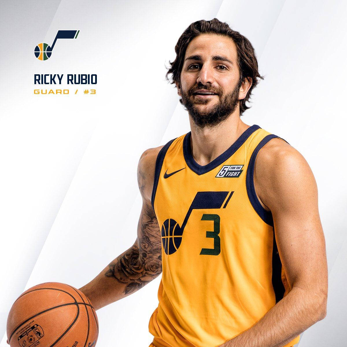 Ricky Rubio 桌布 壁紙 — 一名身穿黃色球衣的籃球運動員在乾淨的白色工作室背景下拿著一個球。