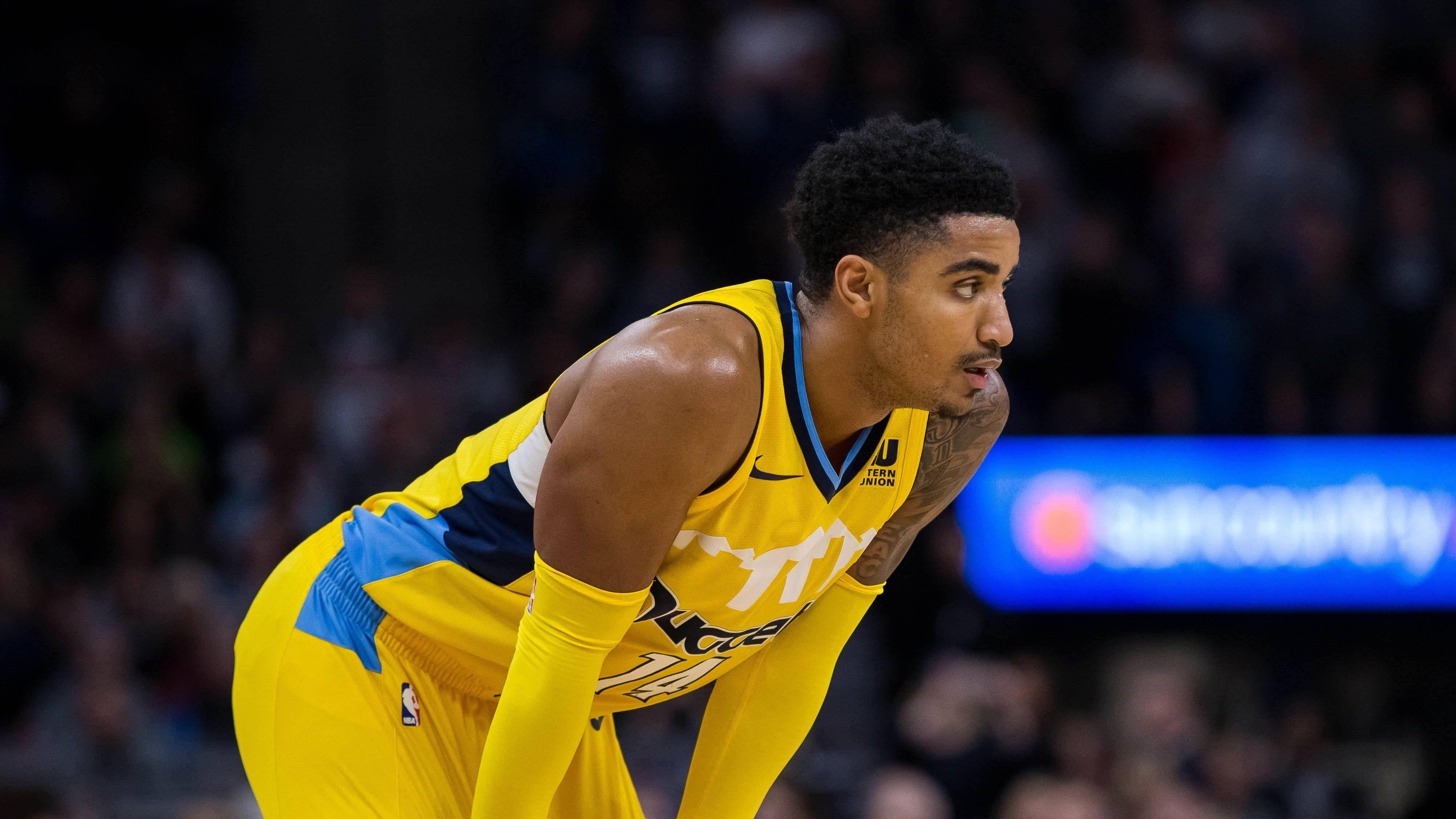 gary harris 桌布 壁紙 — 一名身穿黃色球衣的籃球運動員在明亮的場館燈光下，在比賽中激烈地向前傾身。