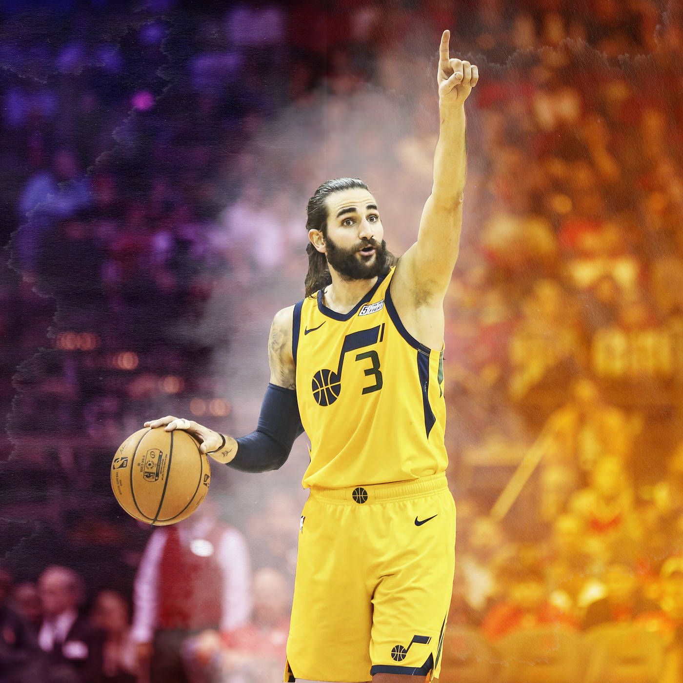 Ricky Rubio 桌布 壁紙 — 一名身穿黃色球衣的籃球運動員在熱鬧的人群和煙霧繚繞的場館燈光中，手持籃球並向上指。