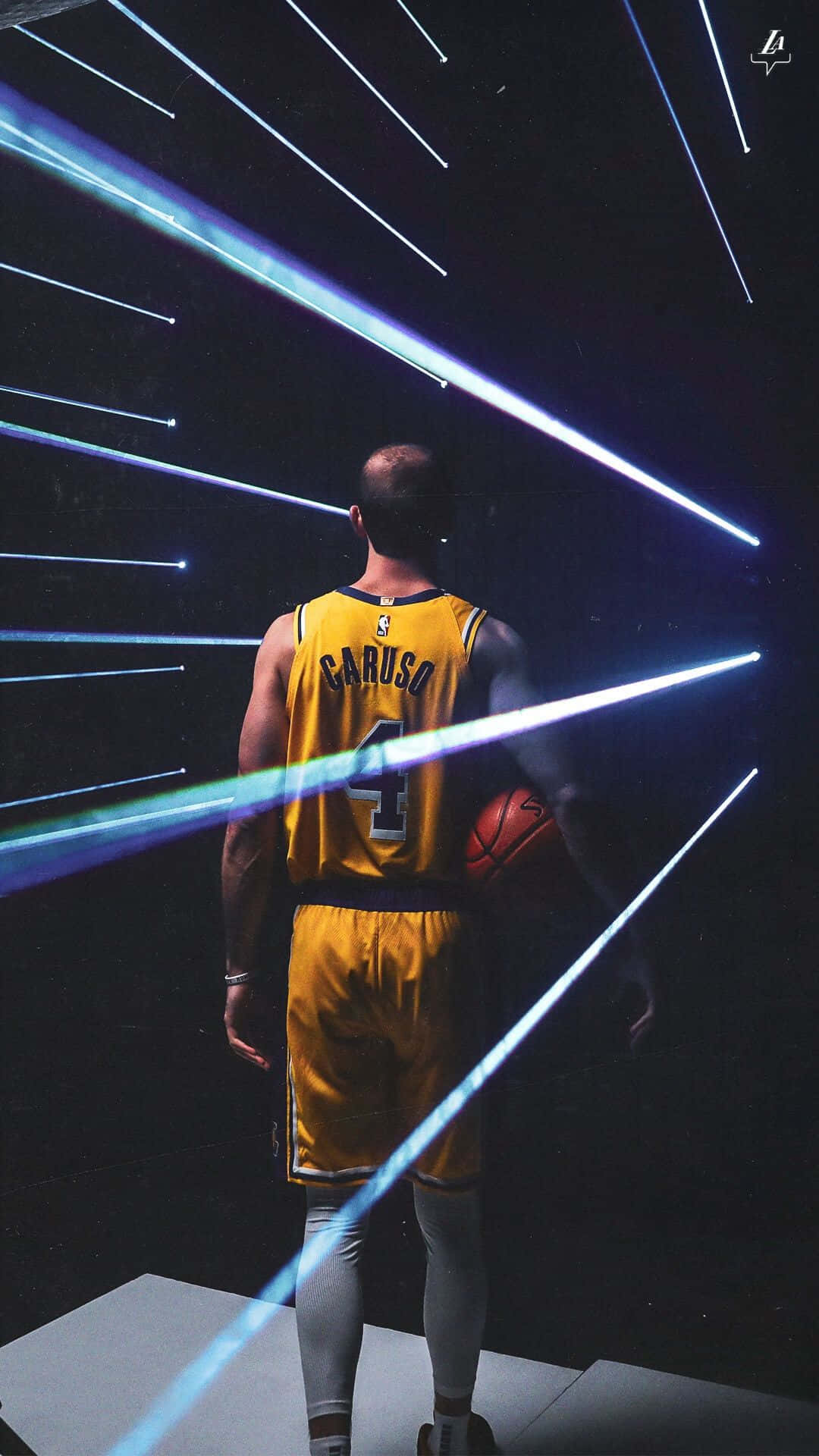 NBA 桌布 壁紙 — 一名身穿黃色球衣的籃球運動員拿著球站立，發光的藍色雷射光束在黑暗背景中劃過。