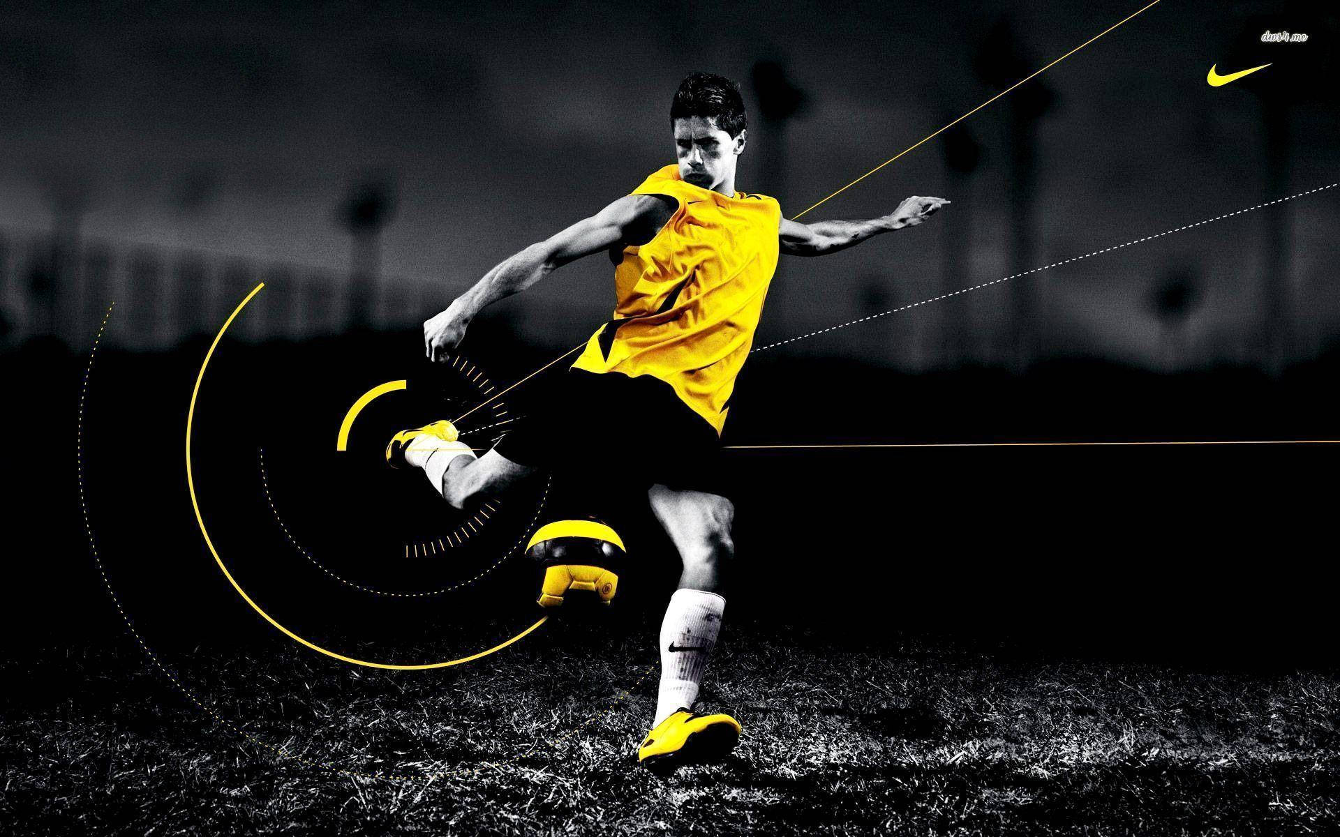 HD Sports 桌布 壁紙 — 一名身穿黃色球衣的足球運動員在深色單色背景上以動態運動線條踢球。