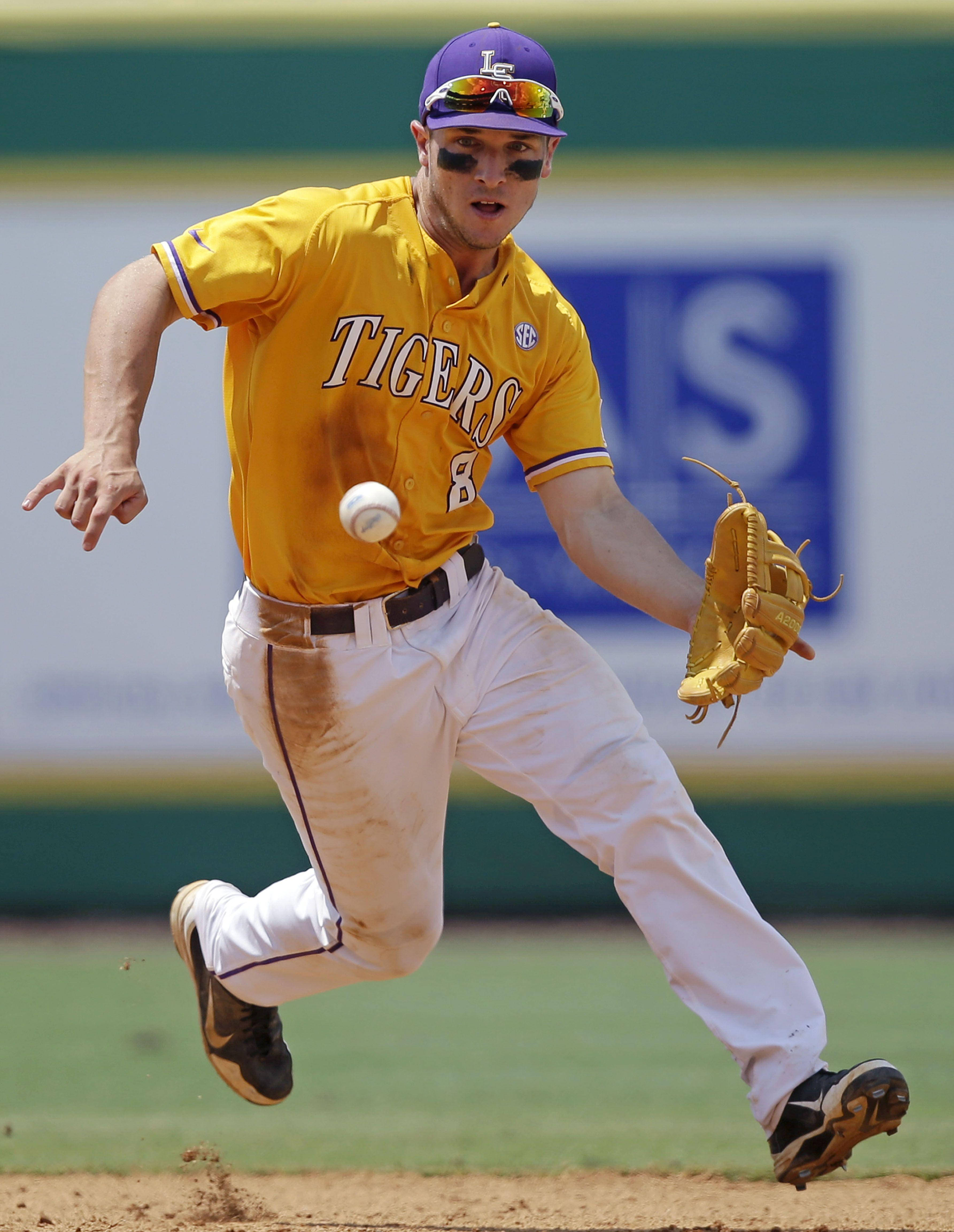 Bregman 桌布 壁紙 — 一名身穿黃色老虎隊球衣的棒球運動員在日間比賽中衝向滾地球。