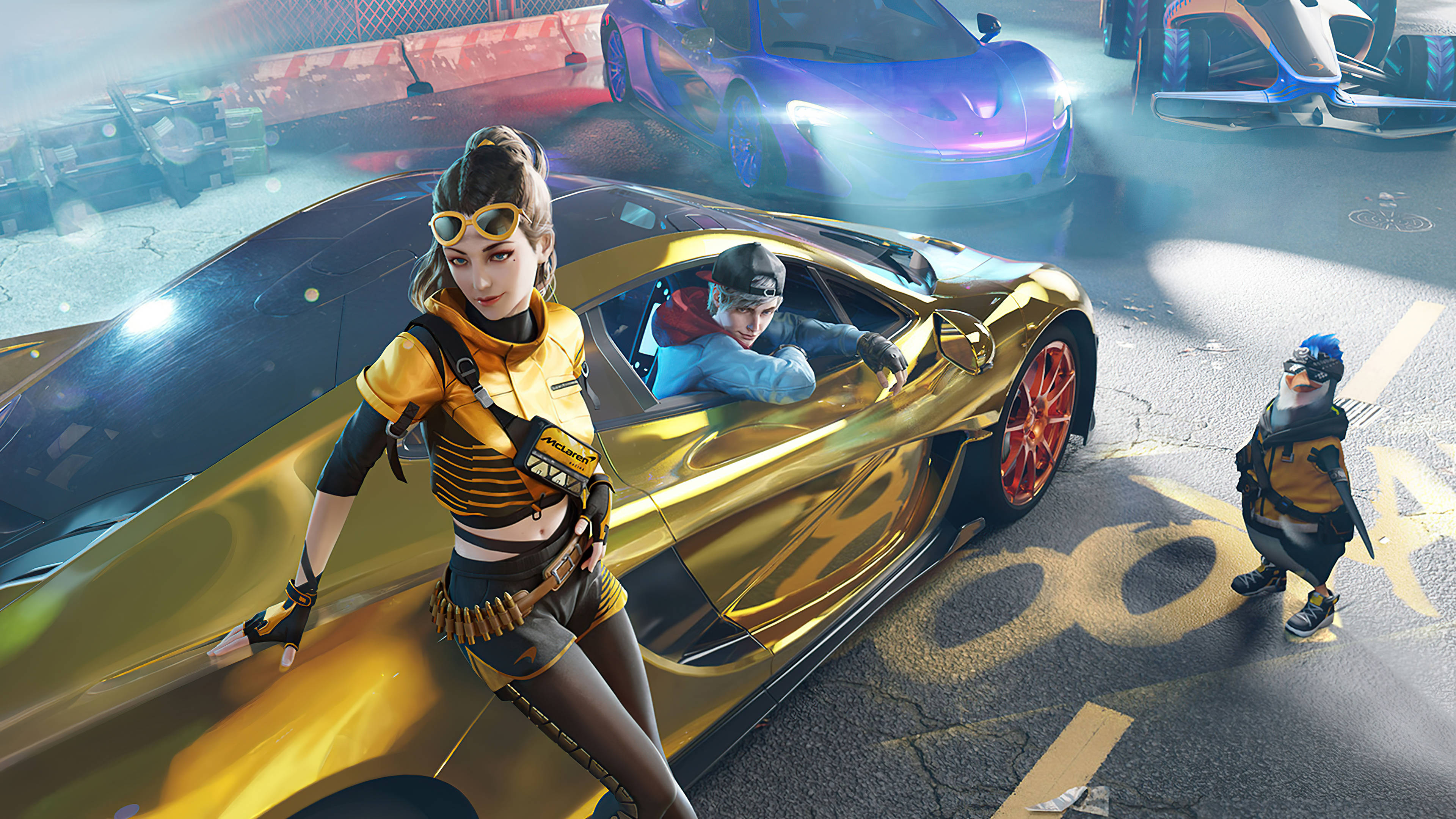Free Fire 嘻哈套裝 桌布 壁紙 — 一名身穿黃色賽車裝備的女子靠在一輛金色跑車上，一名男子正在駕駛，一隻企鵝穿著裝備站在附近的賽道上。