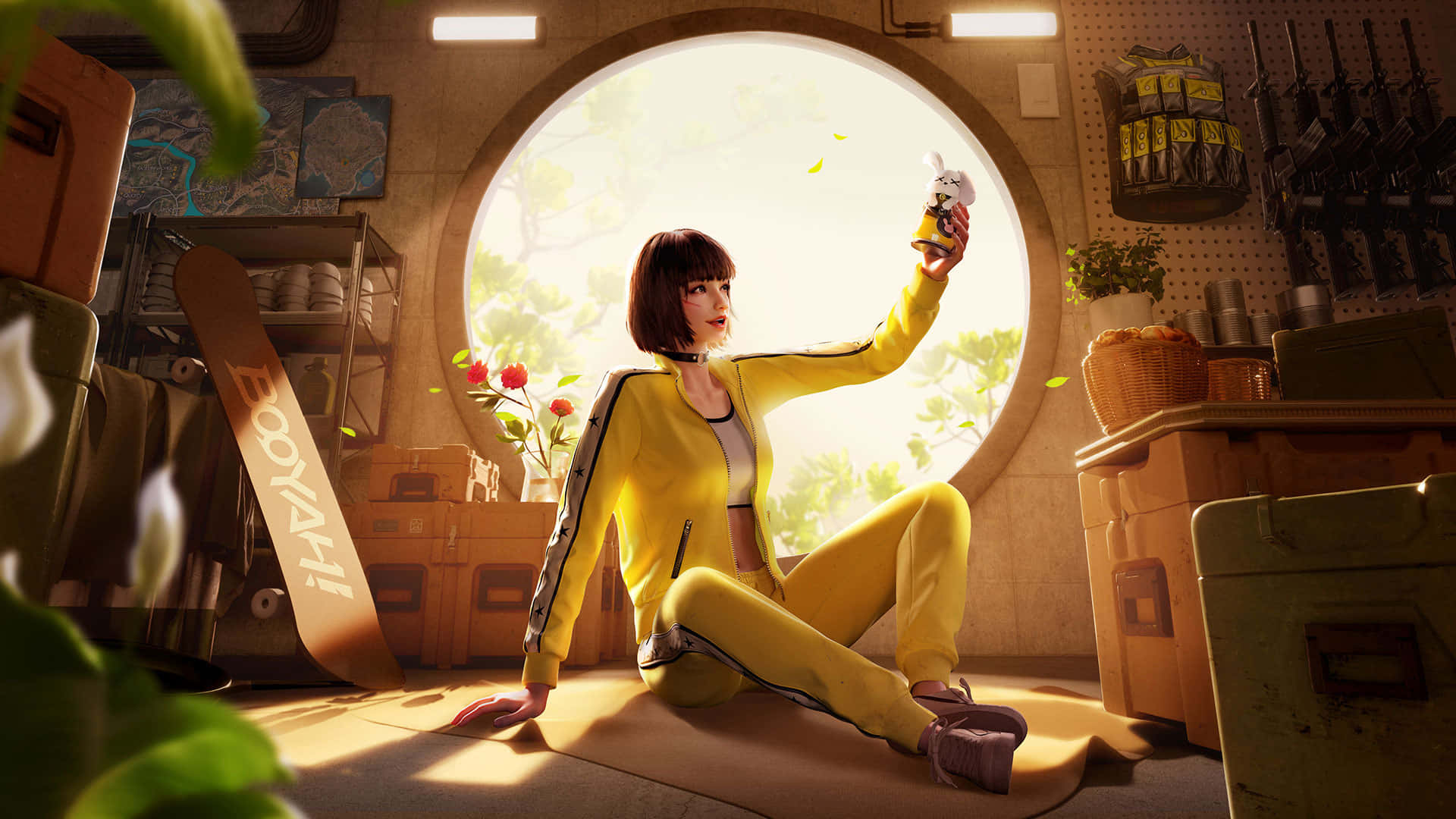 Free Fire 桌布 壁紙 — 一名身穿黃色運動服的女性坐在雜亂房間的地板上，舉起一個毛絨玩具，陽光透過一個大圓窗照射進來。