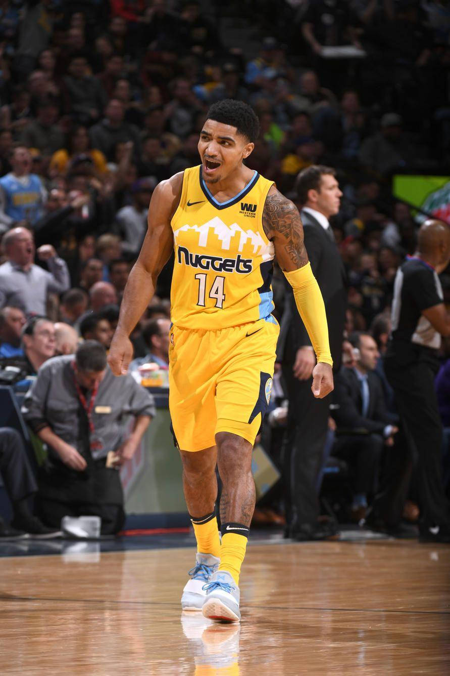 gary harris 桌布 壁紙 — 一名身穿黃色金塊隊14號球衣的籃球運動員在光滑的球場上熱情慶祝，身後是模糊的人群。