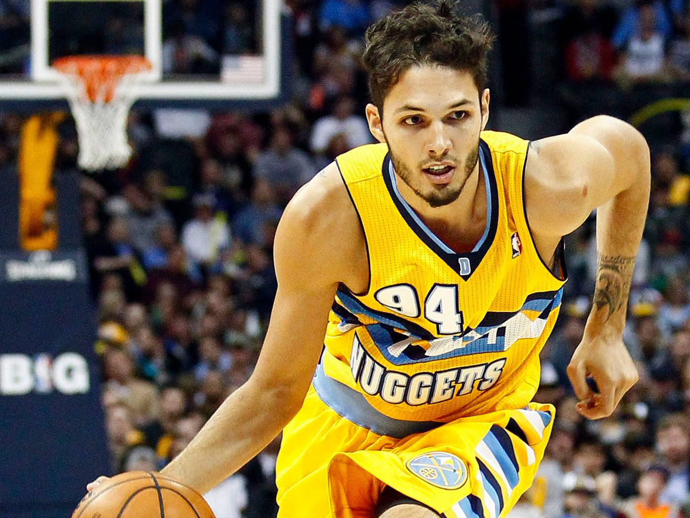 NBA 桌布 壁紙 — 一名身穿黃色金塊隊球衣的籃球運動員在比賽中專注地運球。