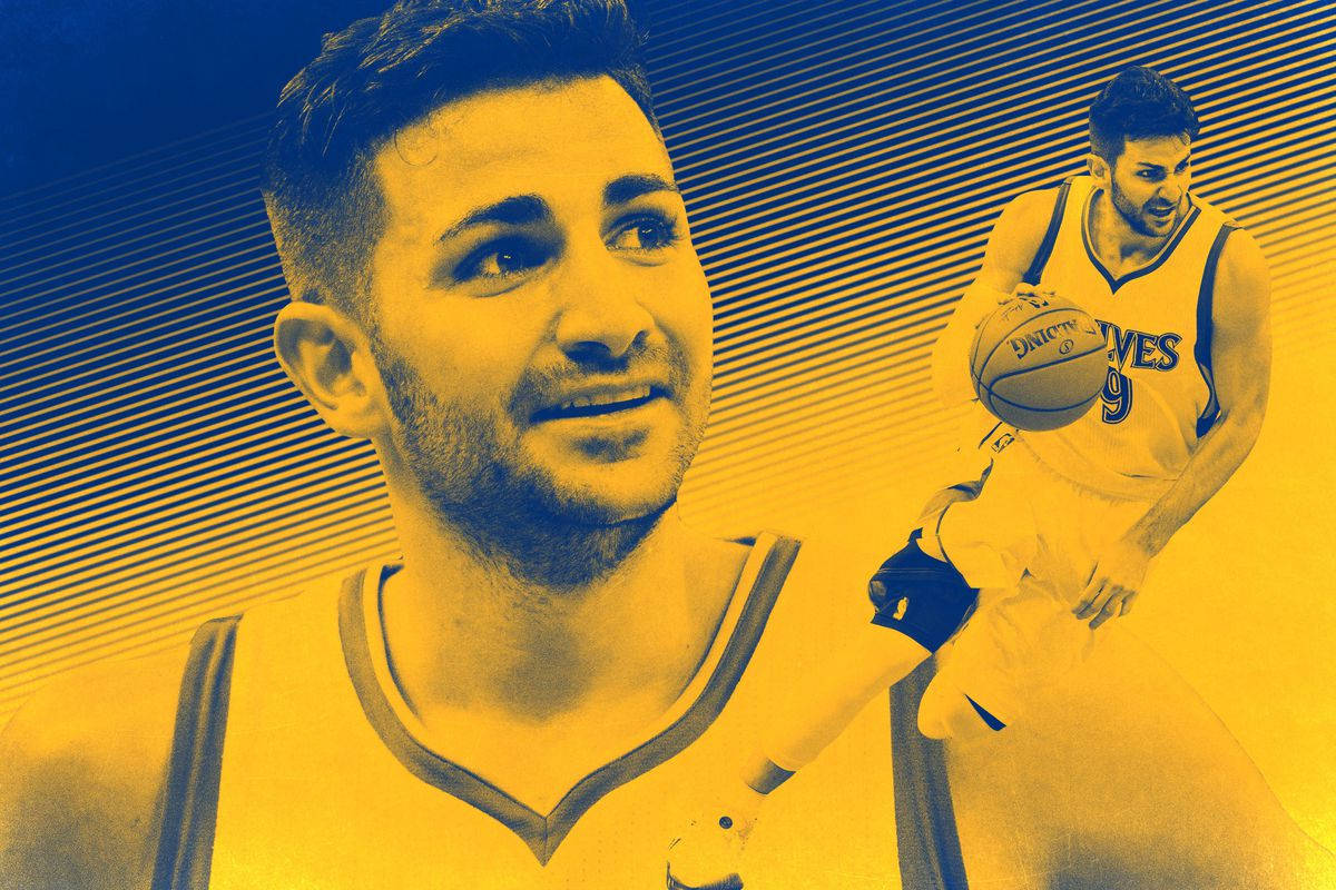 Ricky Rubio 桌布 壁紙 — 一名身穿黃藍球衣的籃球運動員在條紋背景前微笑著拿著球。