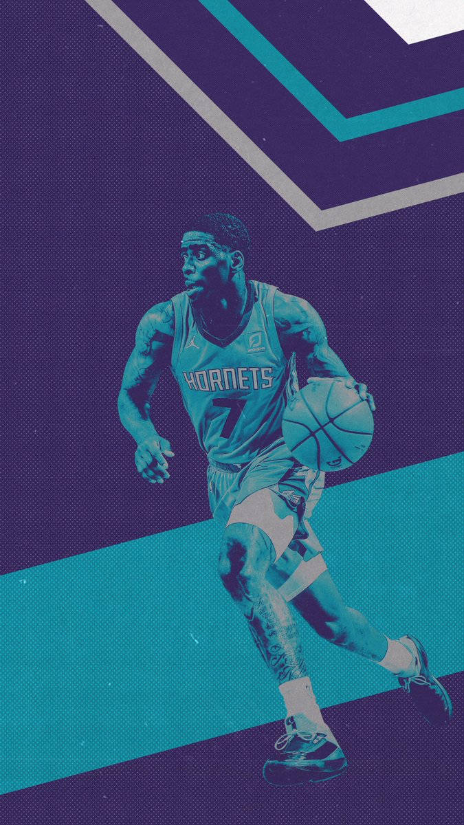 Hornets 桌布 壁紙 — 一名身穿黃蜂隊球衣的籃球運動員在鮮明的紫色和藍綠色幾何背景前運球。