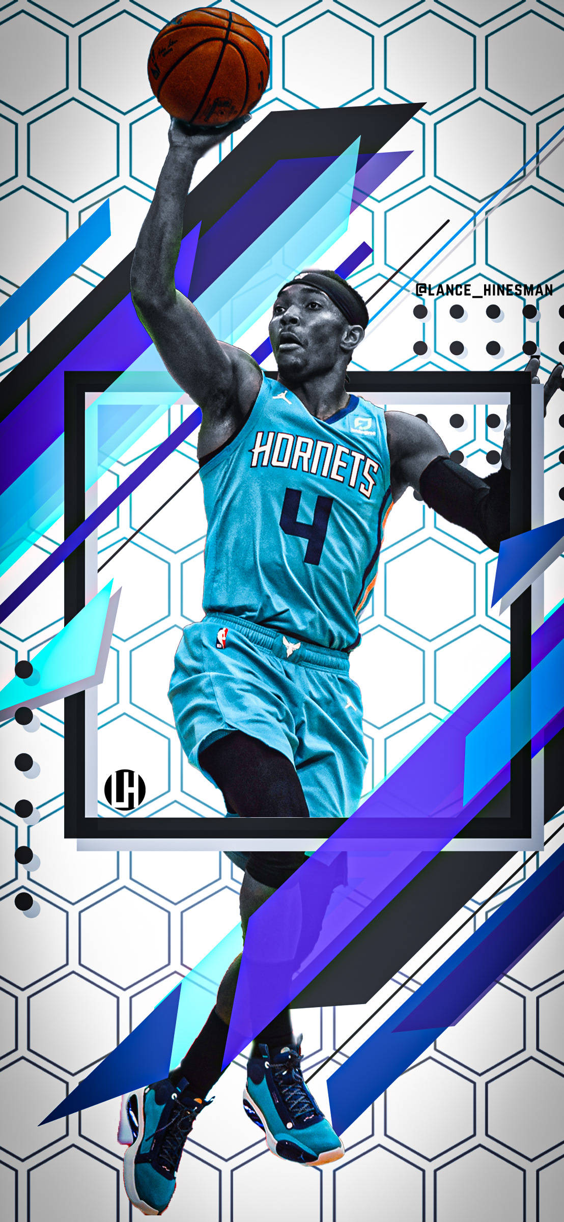 Hornets 桌布 壁紙 — 一名身穿黃蜂隊球衣的籃球運動員在帶有醒目藍色和紫色點綴的幾何六邊形背景前動態跳躍。