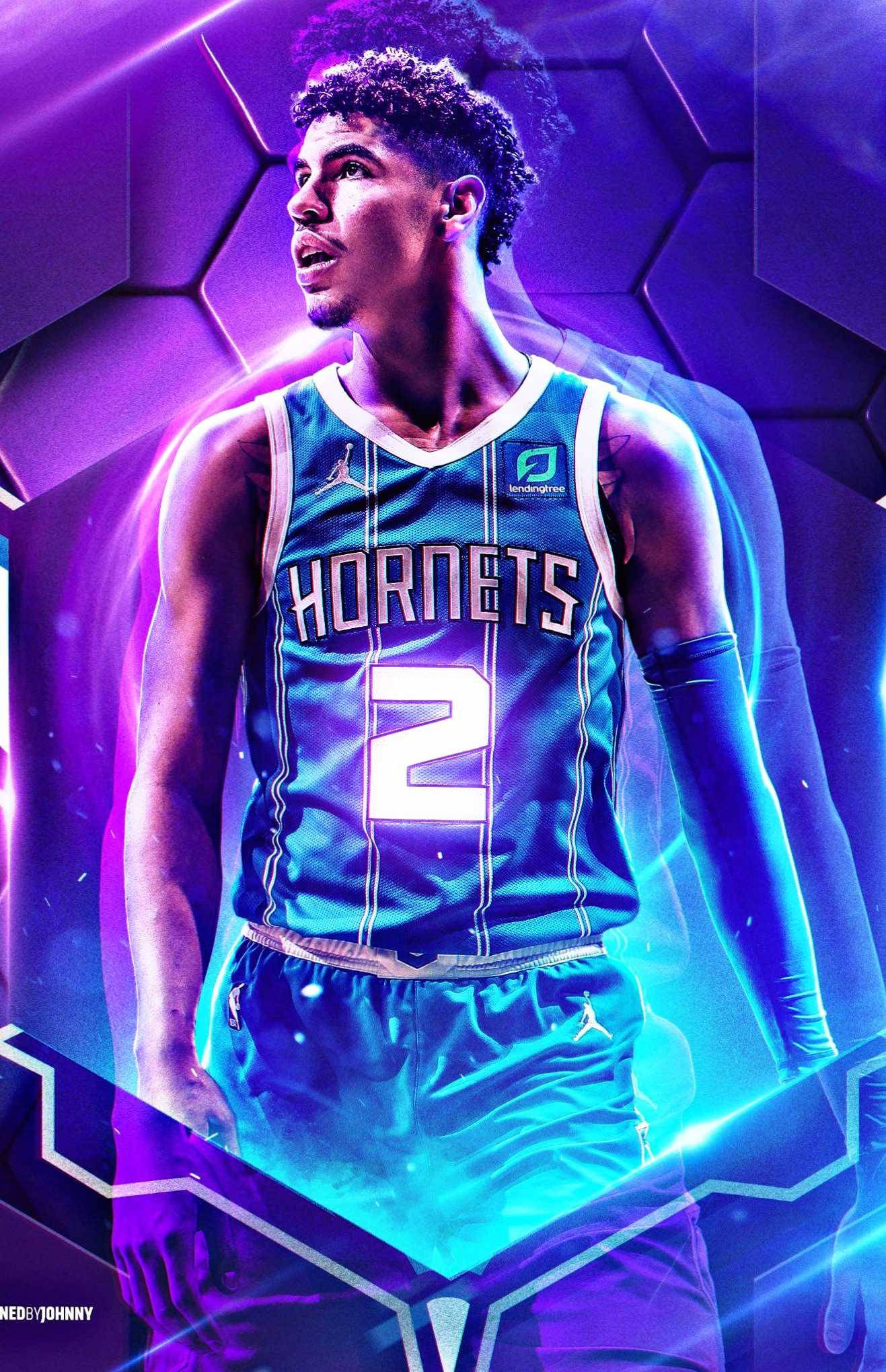 Hornets 桌布 壁紙 — 一名身穿黃蜂隊球衣的籃球運動員站在發光的六邊形紫色和藍色背景前，帶有電光效果。
