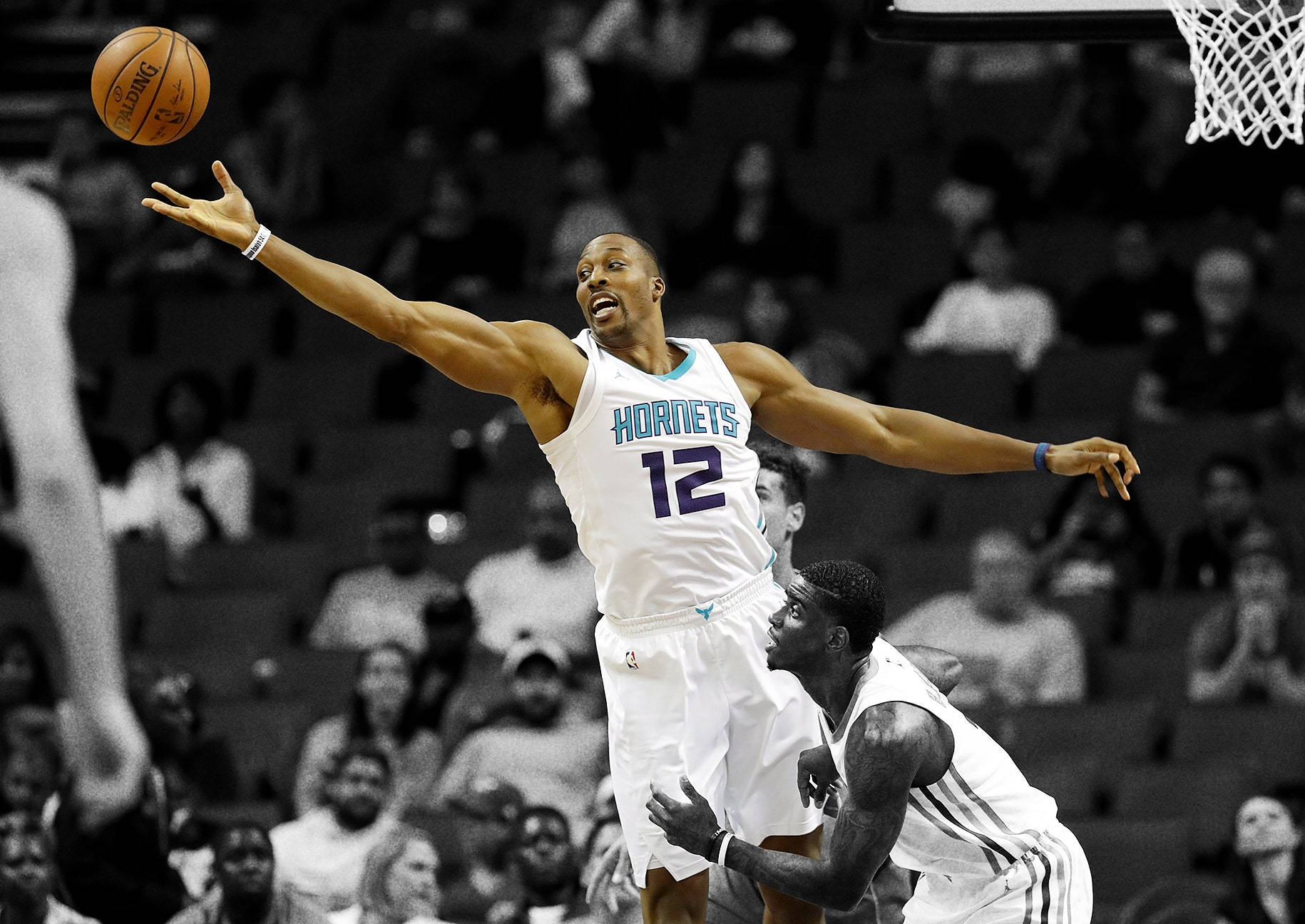 NBA 桌布 壁紙 — 一名身穿黃蜂隊球衣的籃球運動員跳起投籃，而防守球員在他下方撲出，這是一場高風險的比賽。