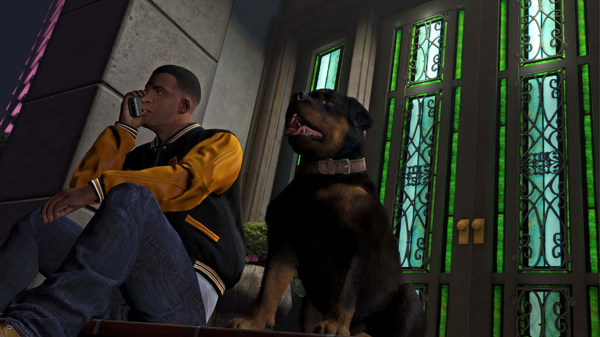 Grand Theft Auto V 桌布 壁紙 — 一名身穿黃黑夾克的男子，晚上在華麗的綠色玻璃門旁與一隻羅威納犬通電話。