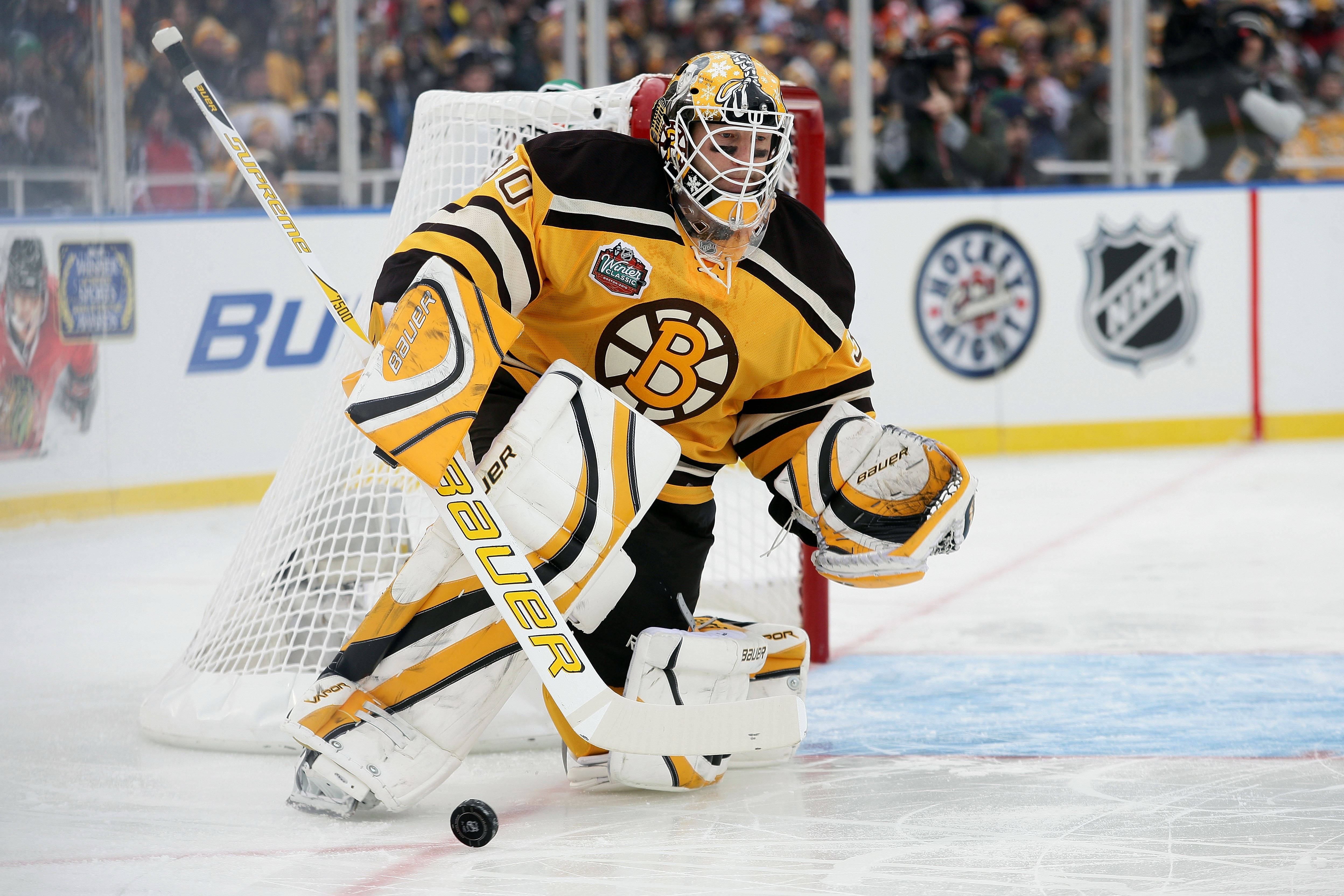 bruins 桌布 壁紙 — 一名身穿黃黑裝備的波士頓棕熊冰球守門員在球門前低蹲，一個冰球靠近他的護墊。