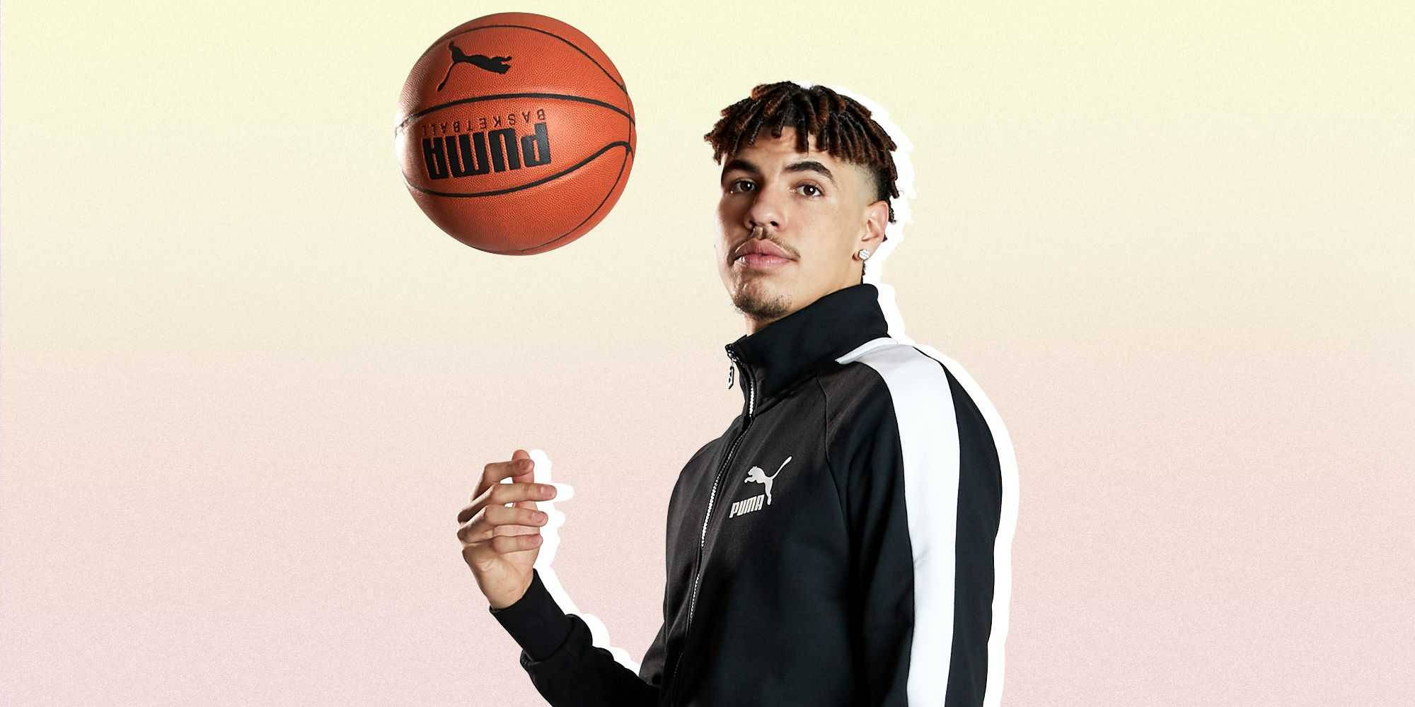 ball 桌布 壁紙 — 一名身穿黑白Puma運動服的年輕男子在柔和的漸變背景前，將橙色籃球平衡在半空中。