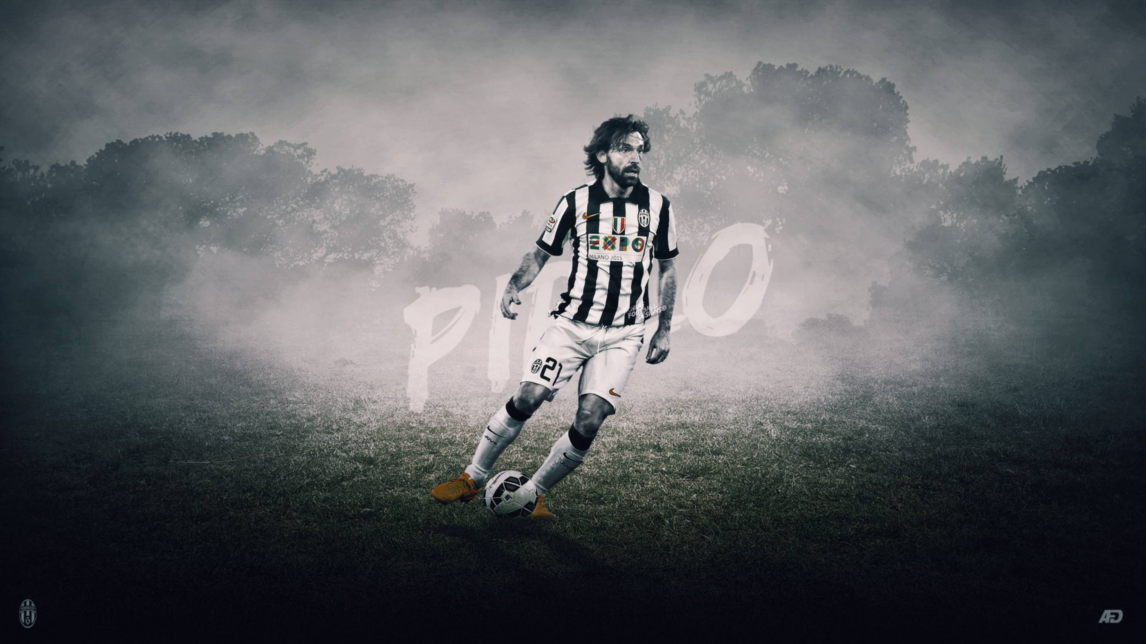andrea pirlo 桌布 壁紙 — 一名身穿黑白條紋球衣的足球員在戲劇性燈光下，穿過霧氣瀰漫的樹林運球。