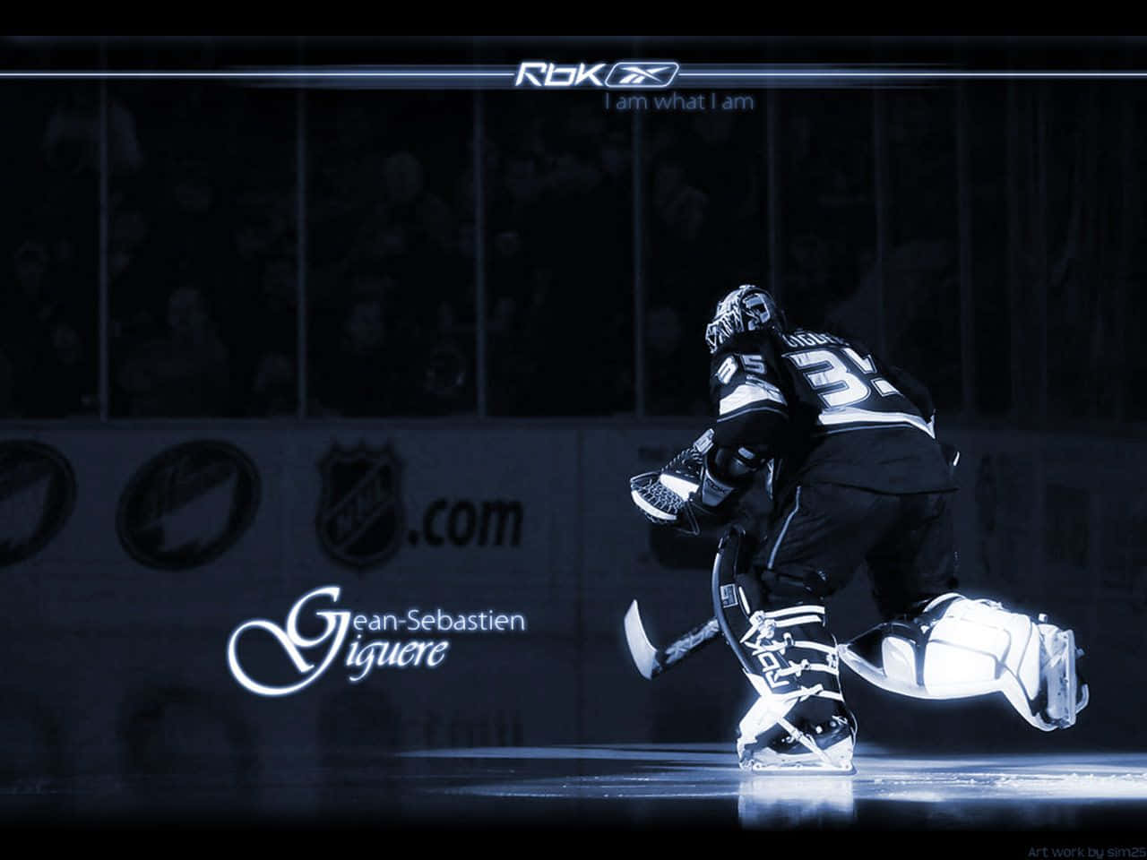 hockey 桌布 壁紙 — 一名身穿黑白裝備的冰球守門員在戲劇性的藍色燈光下，於冰上低蹲，玻璃後有模糊的觀眾。