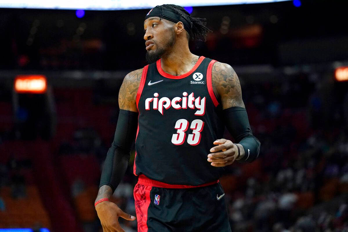 robert covington 桌布 壁紙 — 一名身穿黑紅色Rip City球衣、背號33的籃球運動員在比賽中專注地站在球場上。