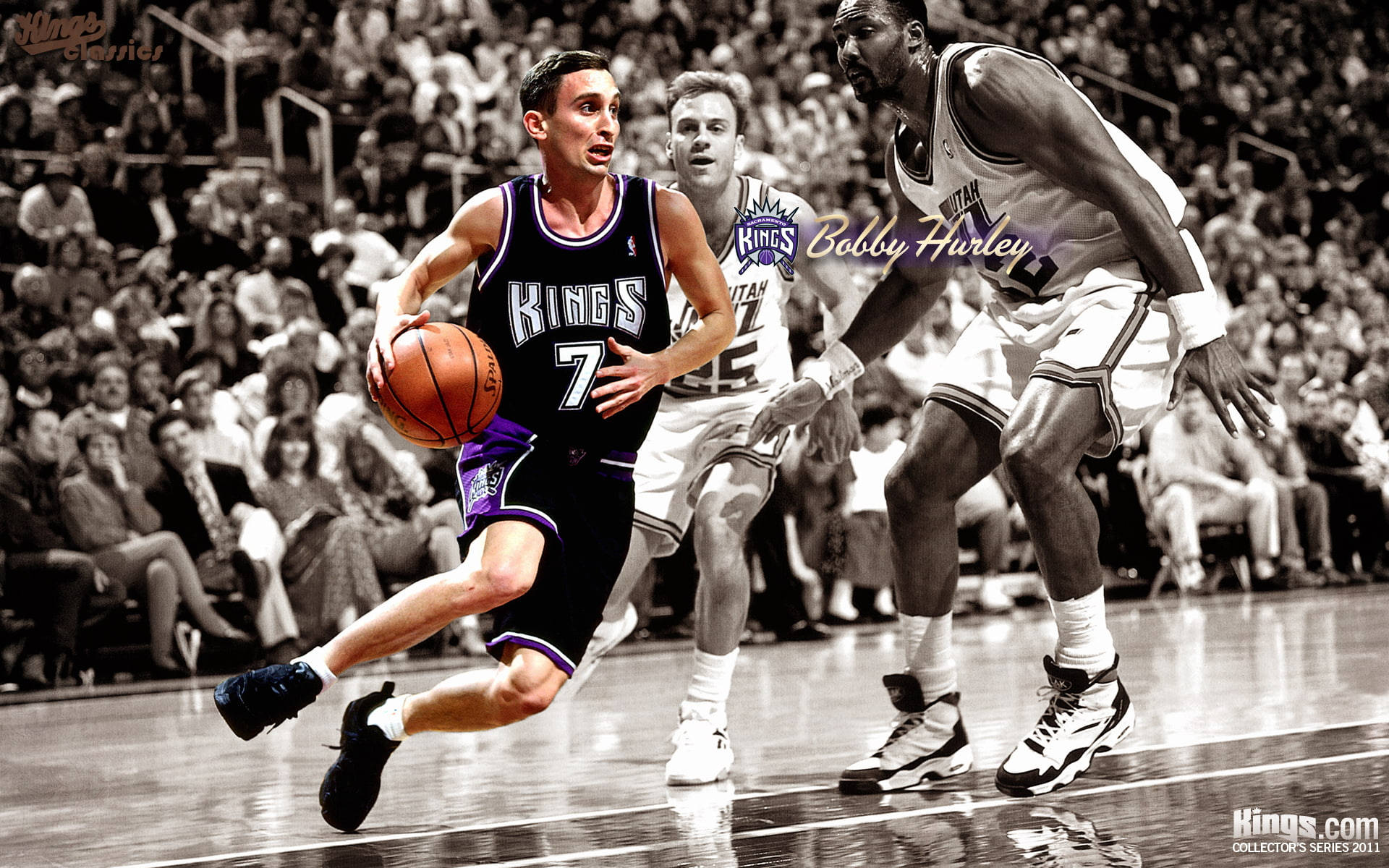 Sacramento Kings 桌布 壁紙 — 一名身穿黑紫色Kings球衣的籃球運動員在兩個對手的防守下運球，場景為高對比度的黑白球場。