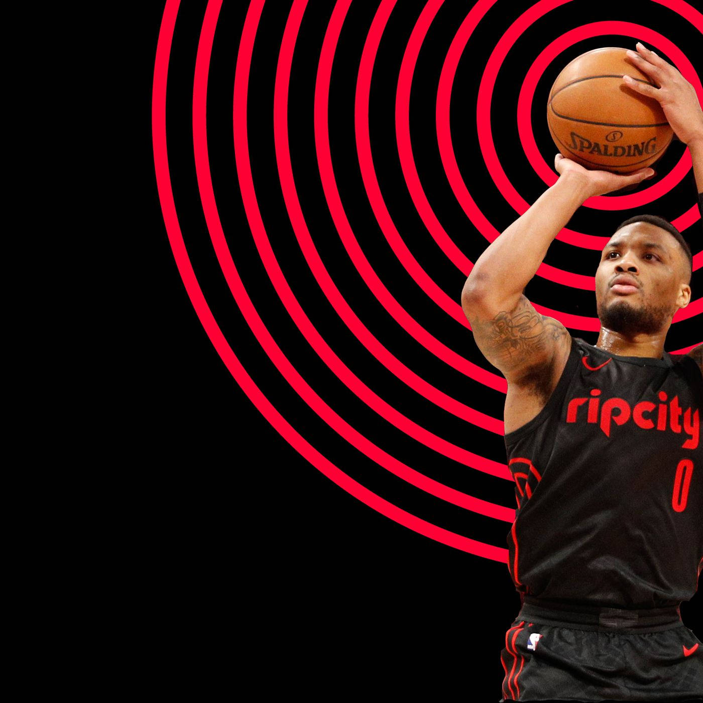 Damian 桌布 壁紙 — 一名身穿黑色「Rip City」球衣的籃球運動員，在鮮紅色的同心圓背景前投擲 Spalding 籃球。