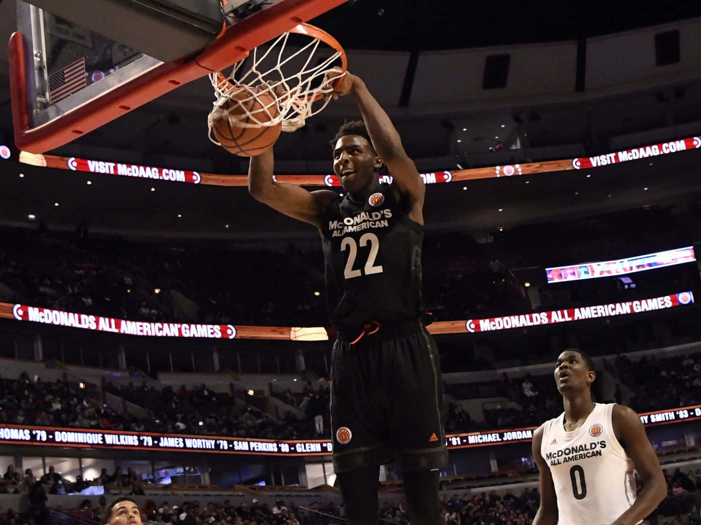 NBA 桌布 壁紙 — 一名身穿黑色22號球衣的籃球運動員，在明亮的場館燈光下，於麥當勞全美明星賽中強力灌籃。