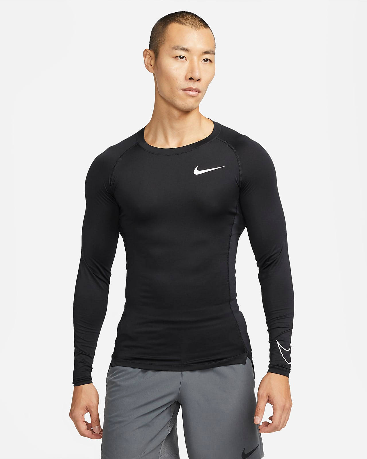 Man 桌布 壁紙 — 一名身穿黑色Nike壓縮衫和灰色運動短褲的男子站在純白色背景前。