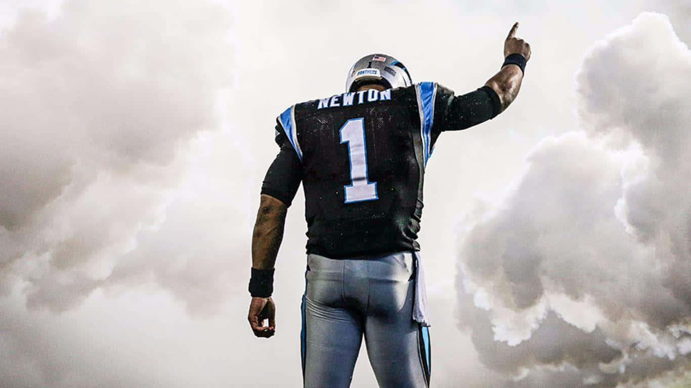 Cam Newton 桌布 壁紙 — 一名身穿黑色一號球衣的足球員背對鏡頭站立，指向戲劇性的暴風雲。