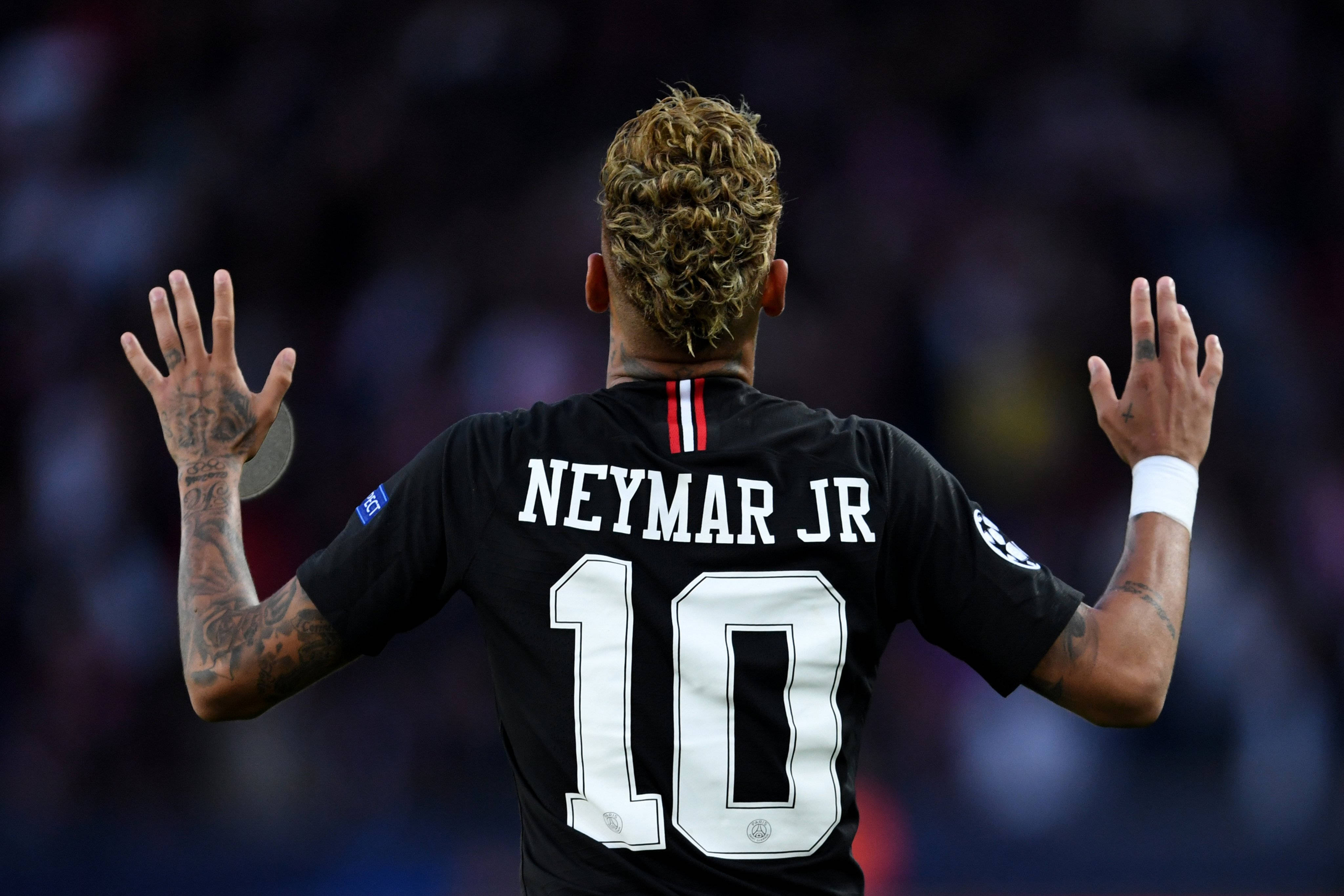 巴西 桌布 壁紙 — 一名身穿黑色內馬爾（Neymar Jr）10號球衣的足球員高舉雙手慶祝，手臂上的刺青清晰可見。