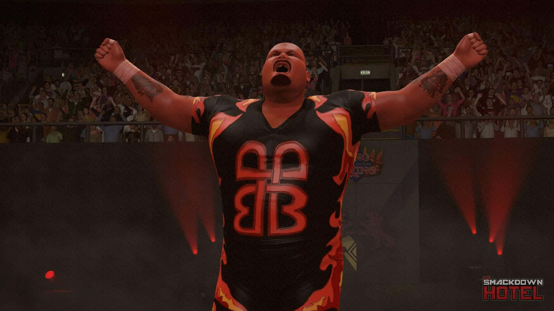 WWE 桌布 壁紙 — 一名身穿黑色和橙色火焰圖案襯衫的摔角手，在紅色聚光燈下，於擠滿觀眾的場館內高舉雙臂，發出勝利的咆哮。