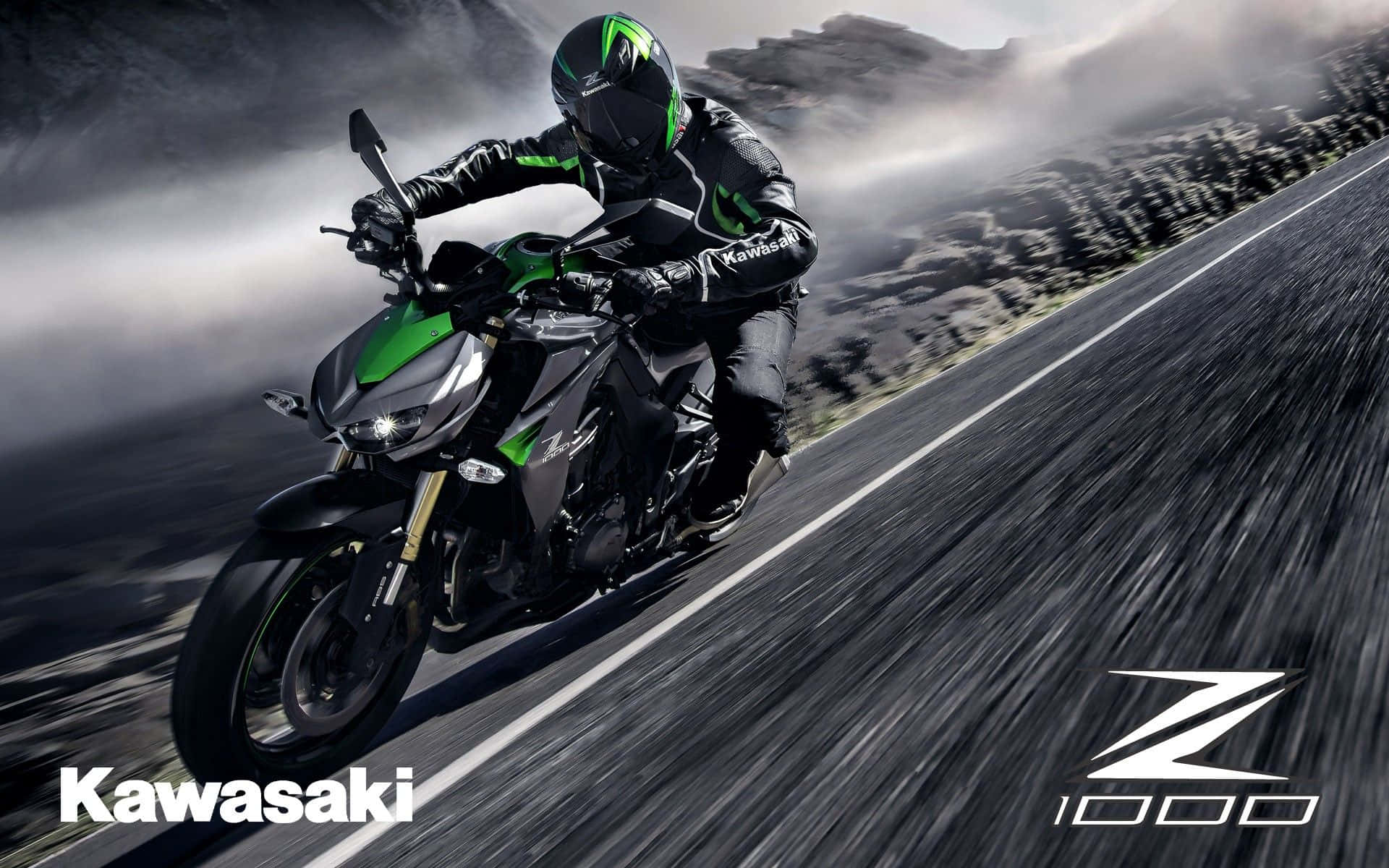 Kawasaki Desktop 桌布 壁紙 — 一名身穿黑色和綠色裝備的騎士，在霧氣瀰漫的山路上，騎著 Kawasaki Z1000 摩托車高速過彎，身體傾斜入彎。