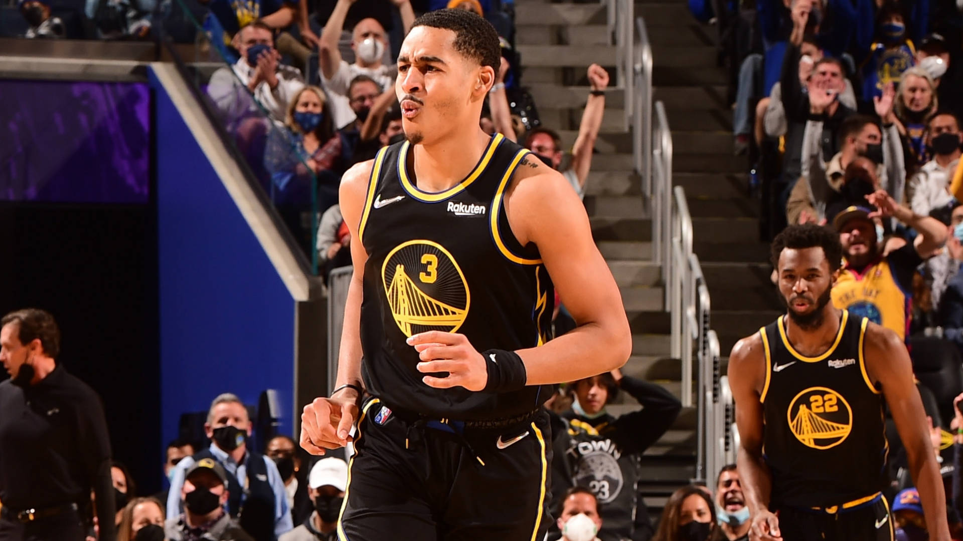 NBA 桌布 壁紙 — 一名身穿黑色和金色球衣、背號3號的籃球運動員在球場上奔跑，背景有球迷在歡呼。
