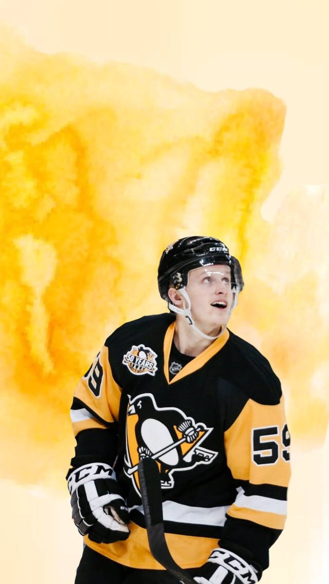 hockey 桌布 壁紙 — 一名身穿黑色和金色球衣、號碼59的冰上曲棍球運動員站在充滿活力的黃色水彩背景前。