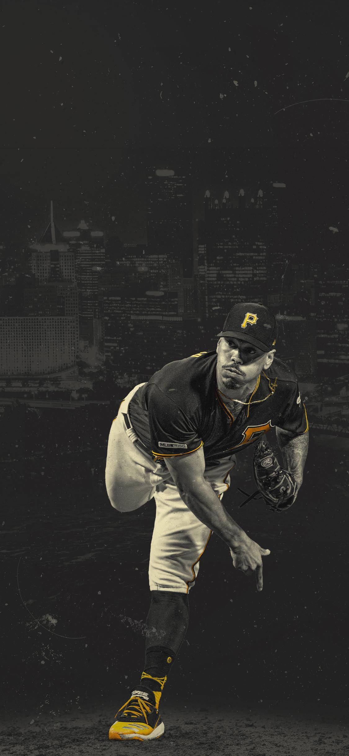 Pittsburgh Pirates 桌布 壁紙 — 一名身穿黑色和金色球衣的棒球投手，在黑暗的城市天際線背景下投球。
