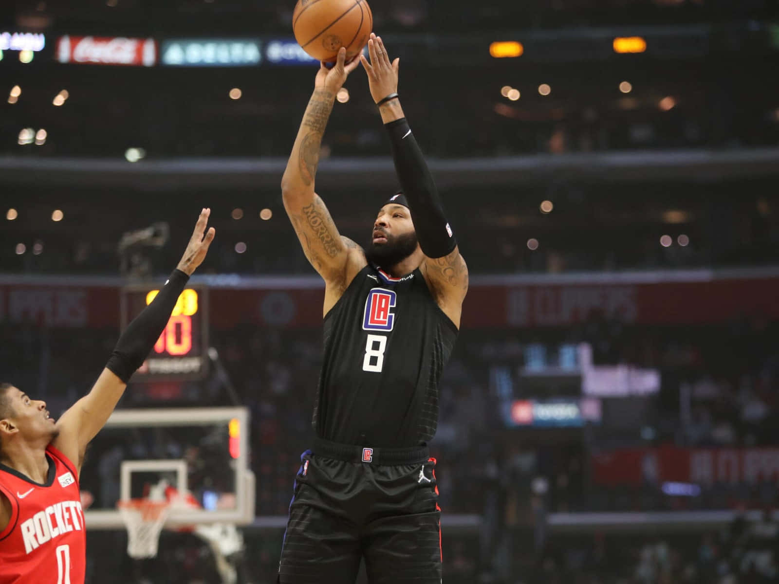 Houston Rockets 桌布 壁紙 — 一名身穿黑色快艇隊球衣的籃球運動員跳投，火箭隊防守球員伸手封阻。
