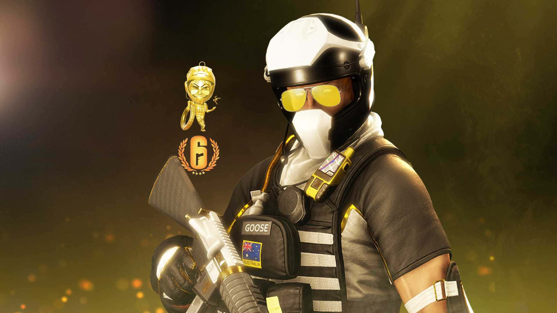 Rainbow Six Siege Mozzie 桌布 壁紙 — 一名身穿黑色戰術裝備和黃色護目鏡的士兵，在溫暖的深色背景下，手持一把帶有金色獎盃和發光「GOOSE」補丁的步槍。