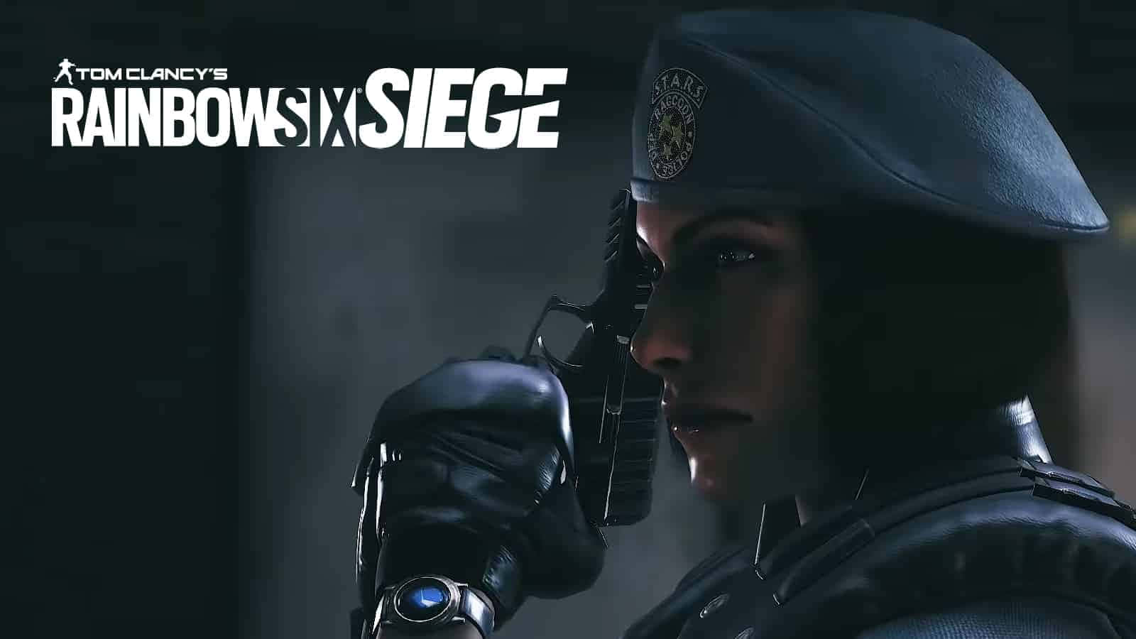 Zofia R6 桌布 壁紙 — 一名身穿黑色戰術裝備的幹員在《Tom Clancy's Rainbow Six Siege》昏暗且充滿氛圍的遊戲場景中手持手槍。
