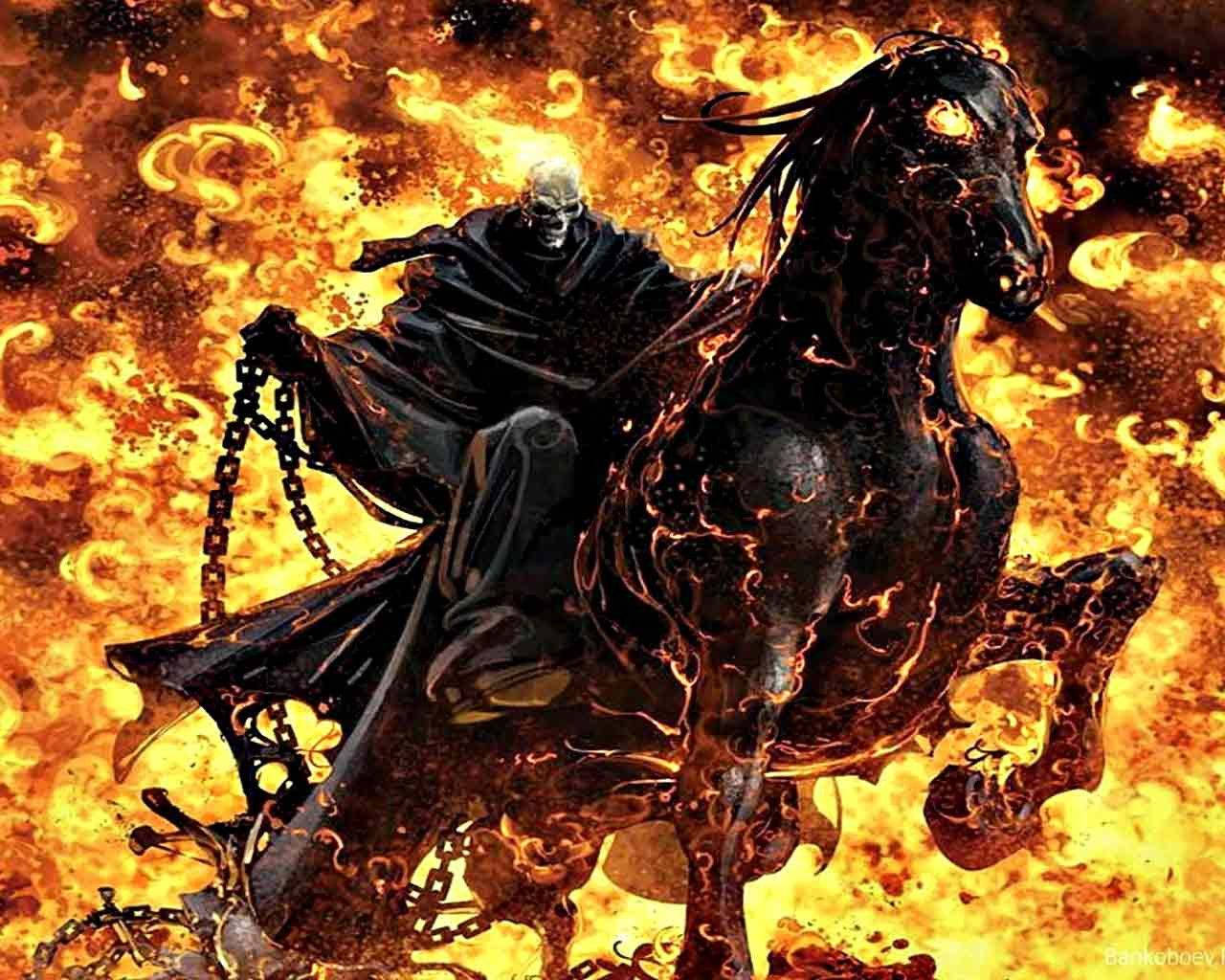 鬼 Rider 桌布 壁紙 — 一名身穿黑色斗篷的骷髏騎士，駕馭著一匹火焰馬，穿過橙色和黃色火焰旋轉的地獄。