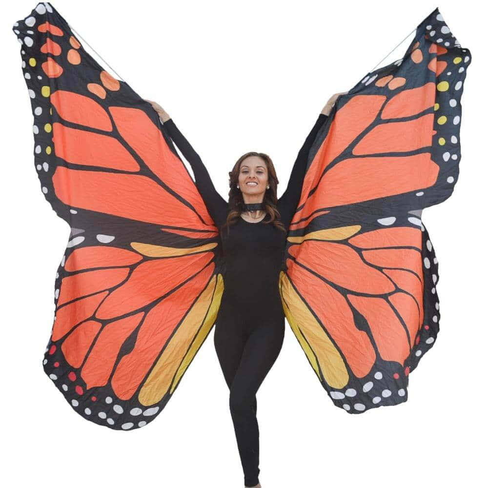 Butterfly Wing Dress 桌布 壁紙 — 一名身穿黑色服裝的女性在純白色背景前展開大型帝王斑蝶翅膀。