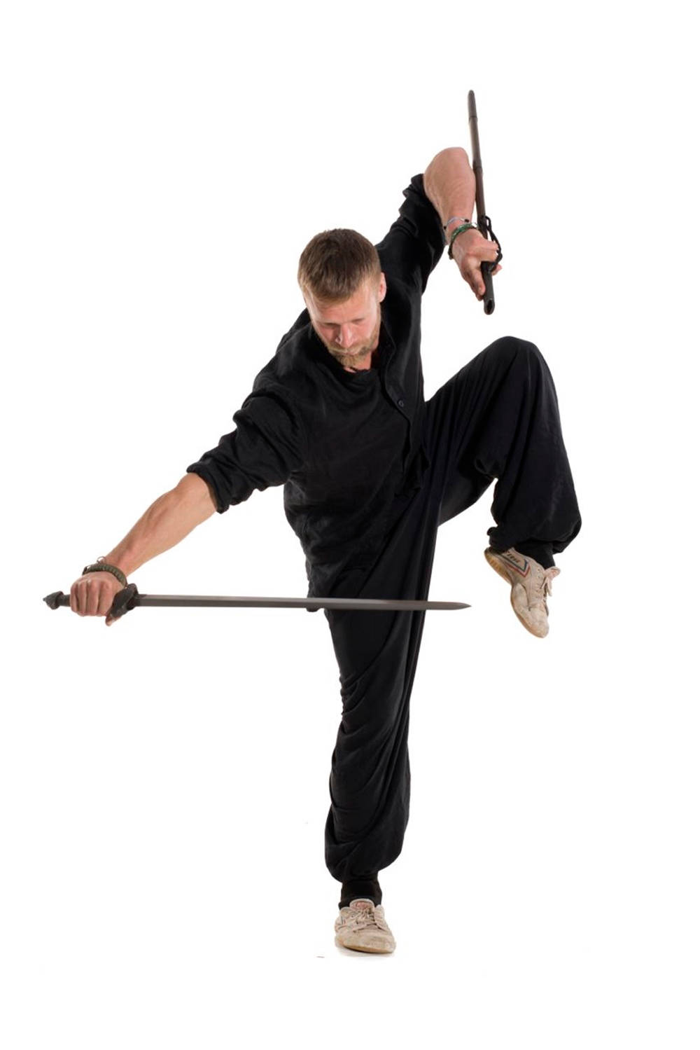 MMA 桌布 壁紙 — 一名身穿黑色武術服裝的男子在純白色背景前擺出動態的劍術姿勢。