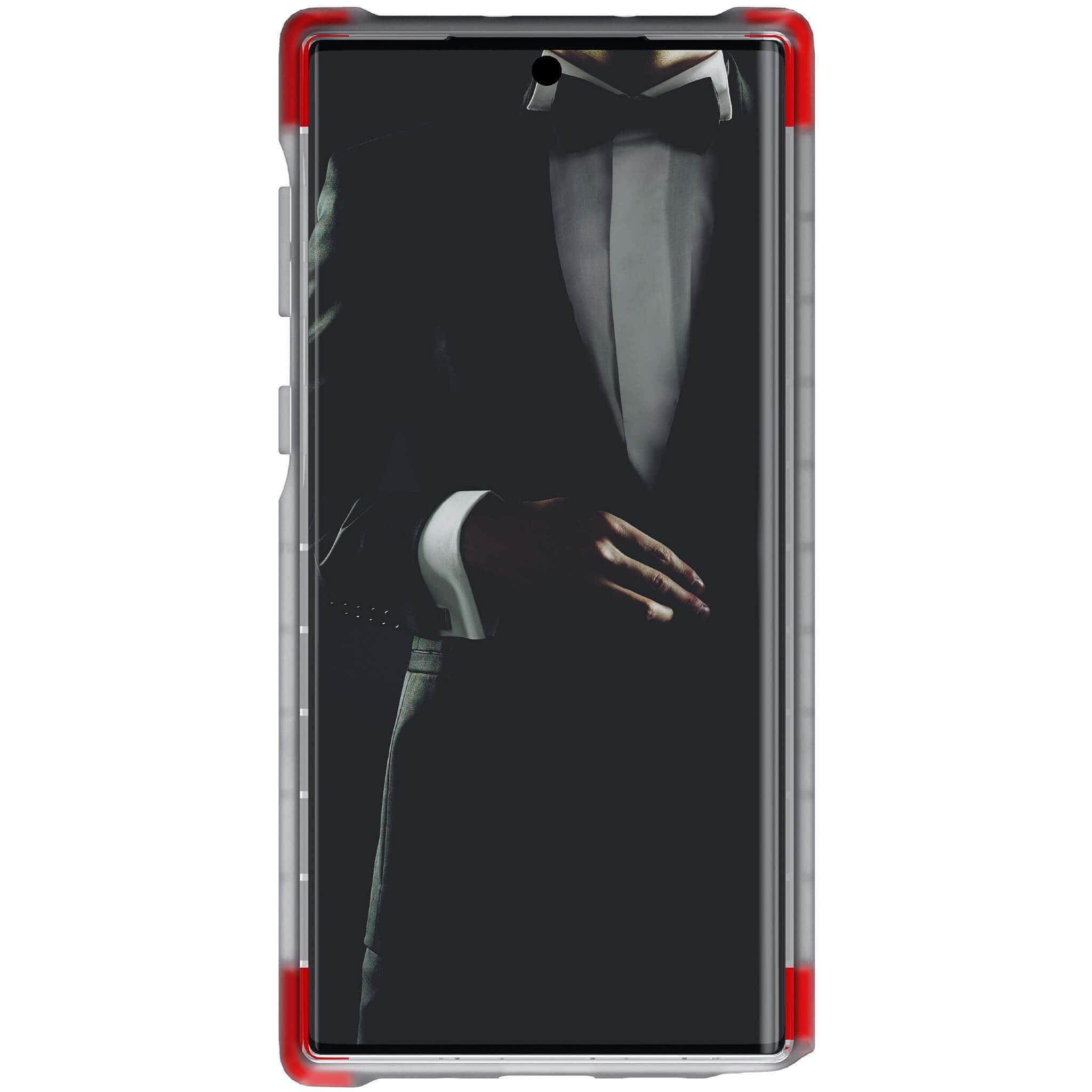 Note 10 桌布 壁紙 — 一名身穿黑色燕尾服、打領結、白色袖口的男士特寫，手放在臀部，背景深色。