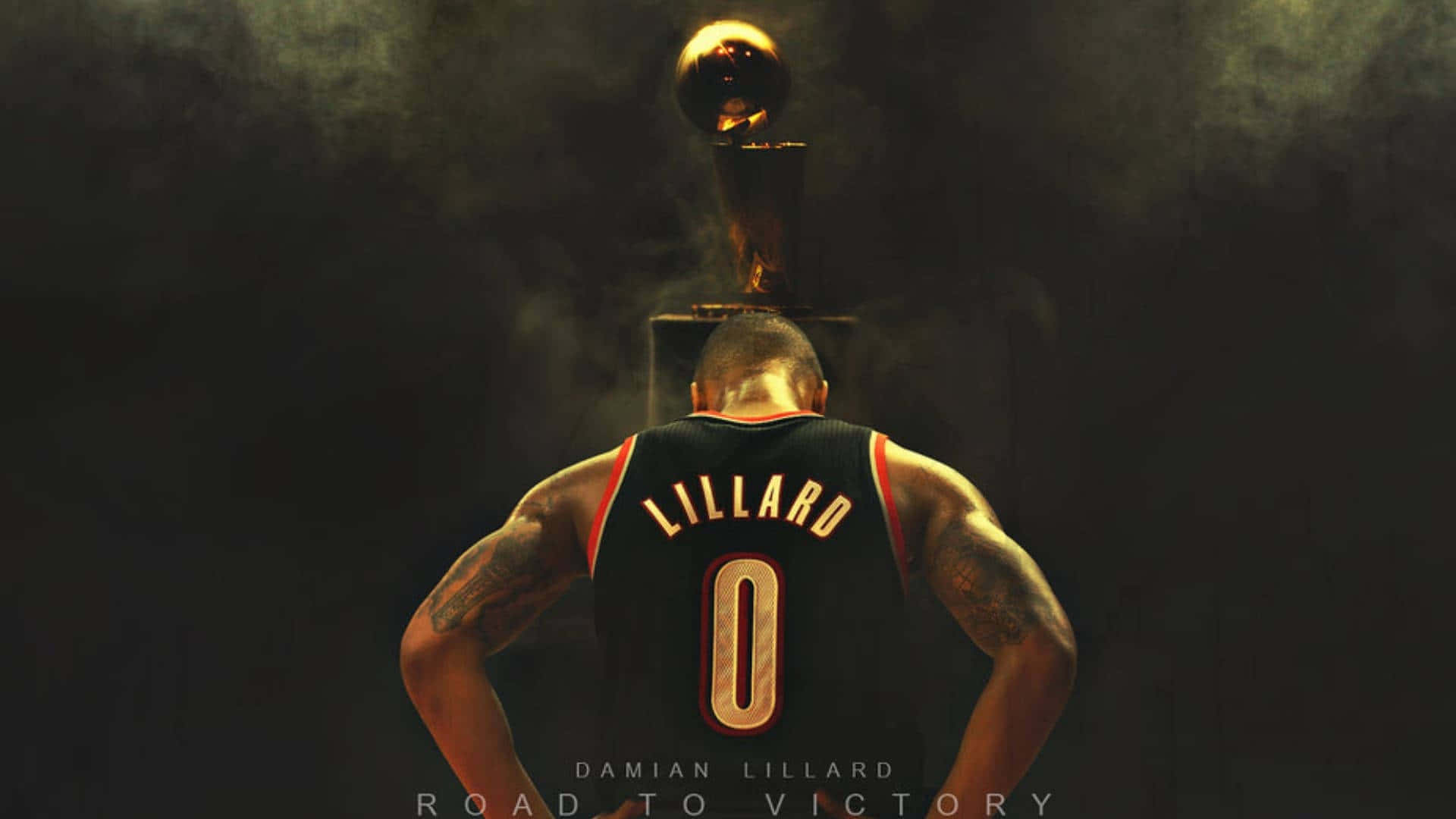 桌布 壁紙 — 一名身穿黑色球衣、印有 'LILLARD 0' 的籃球運動員，雙手叉腰，在煙霧瀰漫的黑暗中面對著閃閃發光的NBA冠軍獎盃。