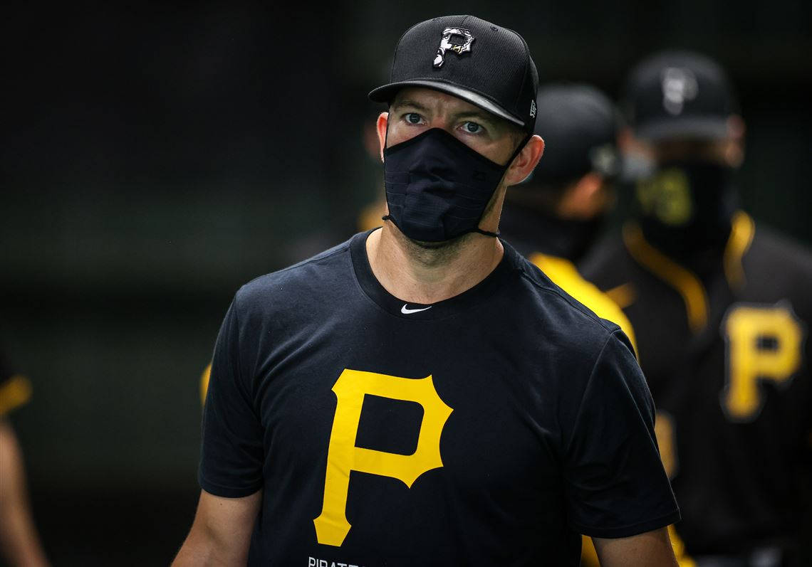 Pittsburgh Pirates 桌布 壁紙 — 一名身穿黑色球衣、帶有黃色「P」標誌的棒球運動員，戴著黑色面罩，站在球場上，背景有隊友。