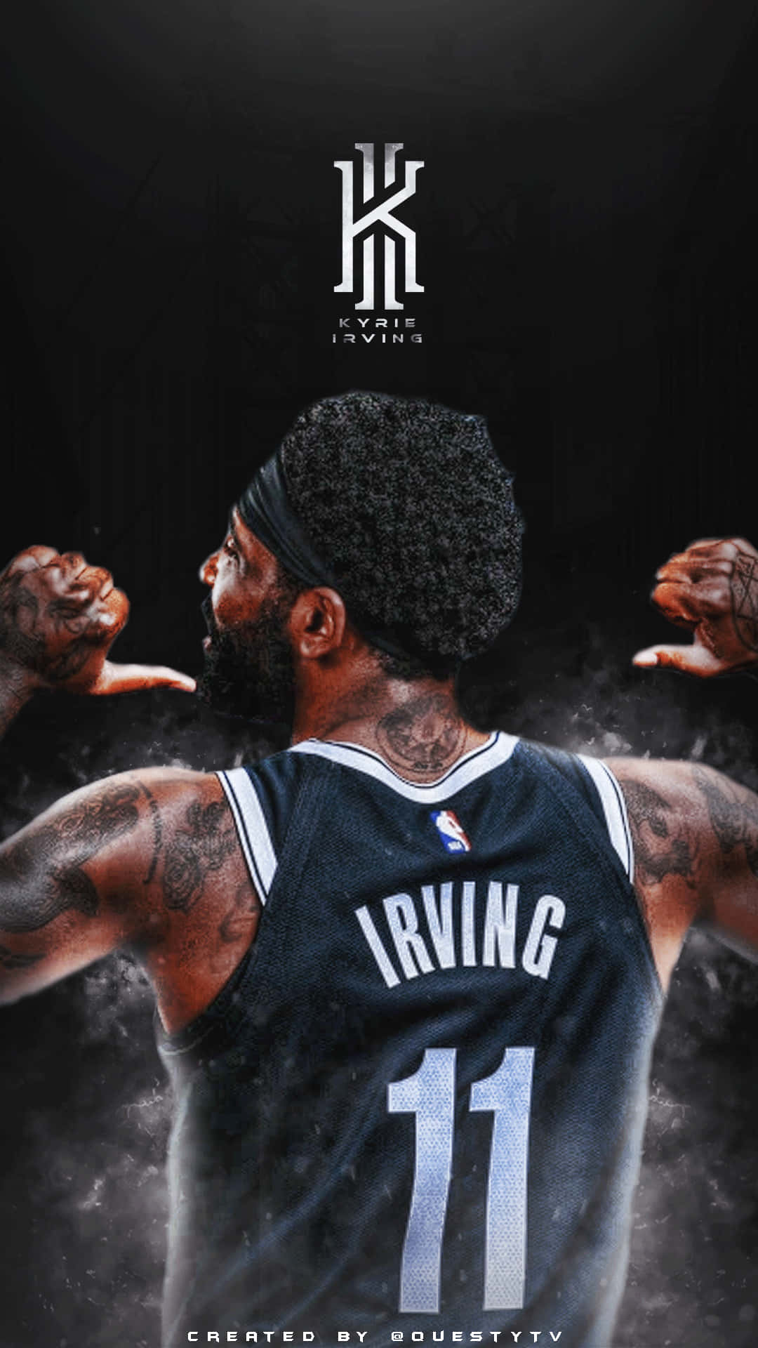 Kyrie Irving Cool 桌布 壁紙 — 一名身穿黑色球衣、背號11號、背後印有厄文名字的籃球運動員，在黑暗煙霧背景中張開雙臂站立。