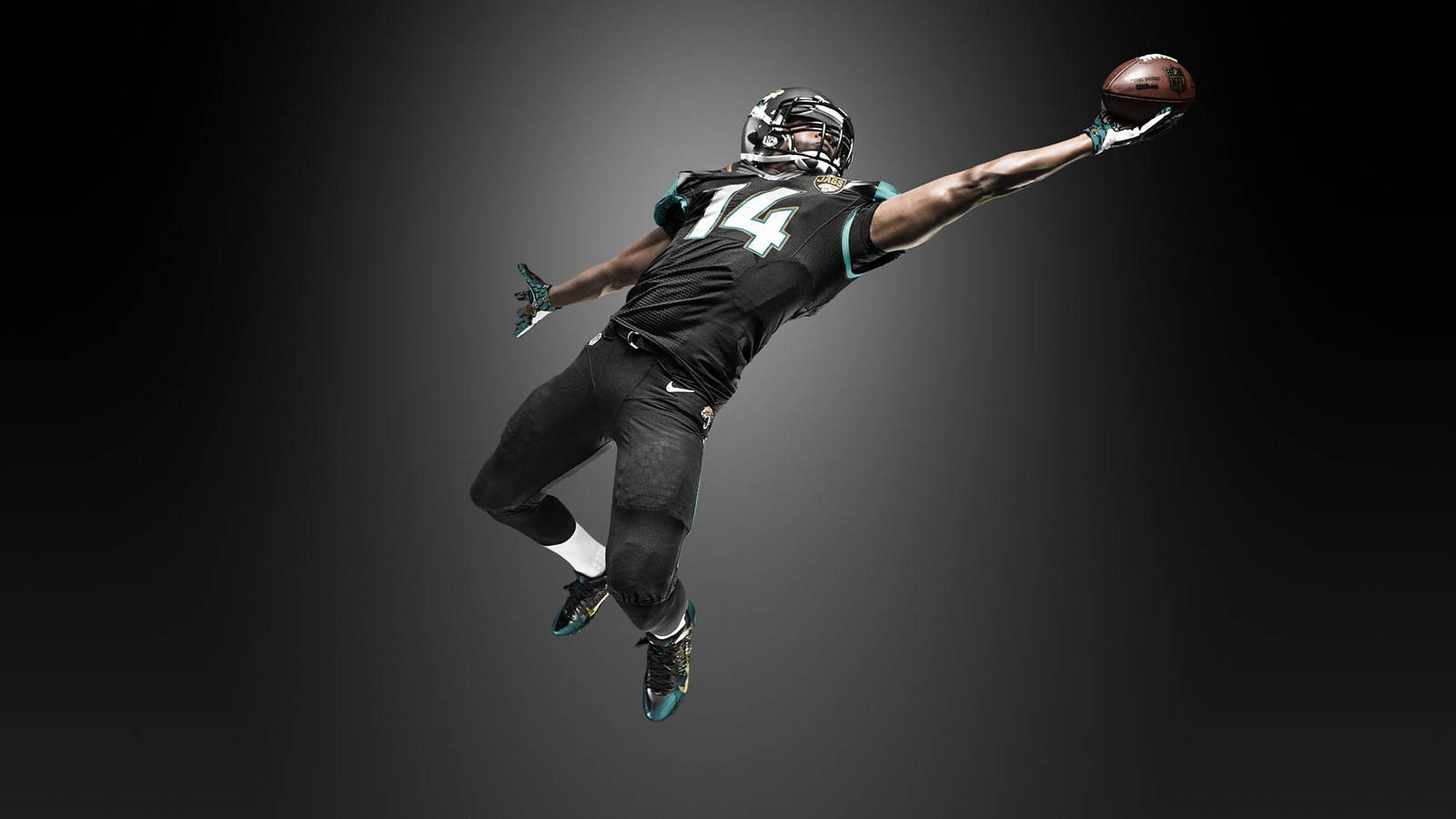 Jaguars 桌布 壁紙 — 一名身穿黑色球衣、背號14的美式足球員在深色漸變背景前躍起，單手接住美式足球。